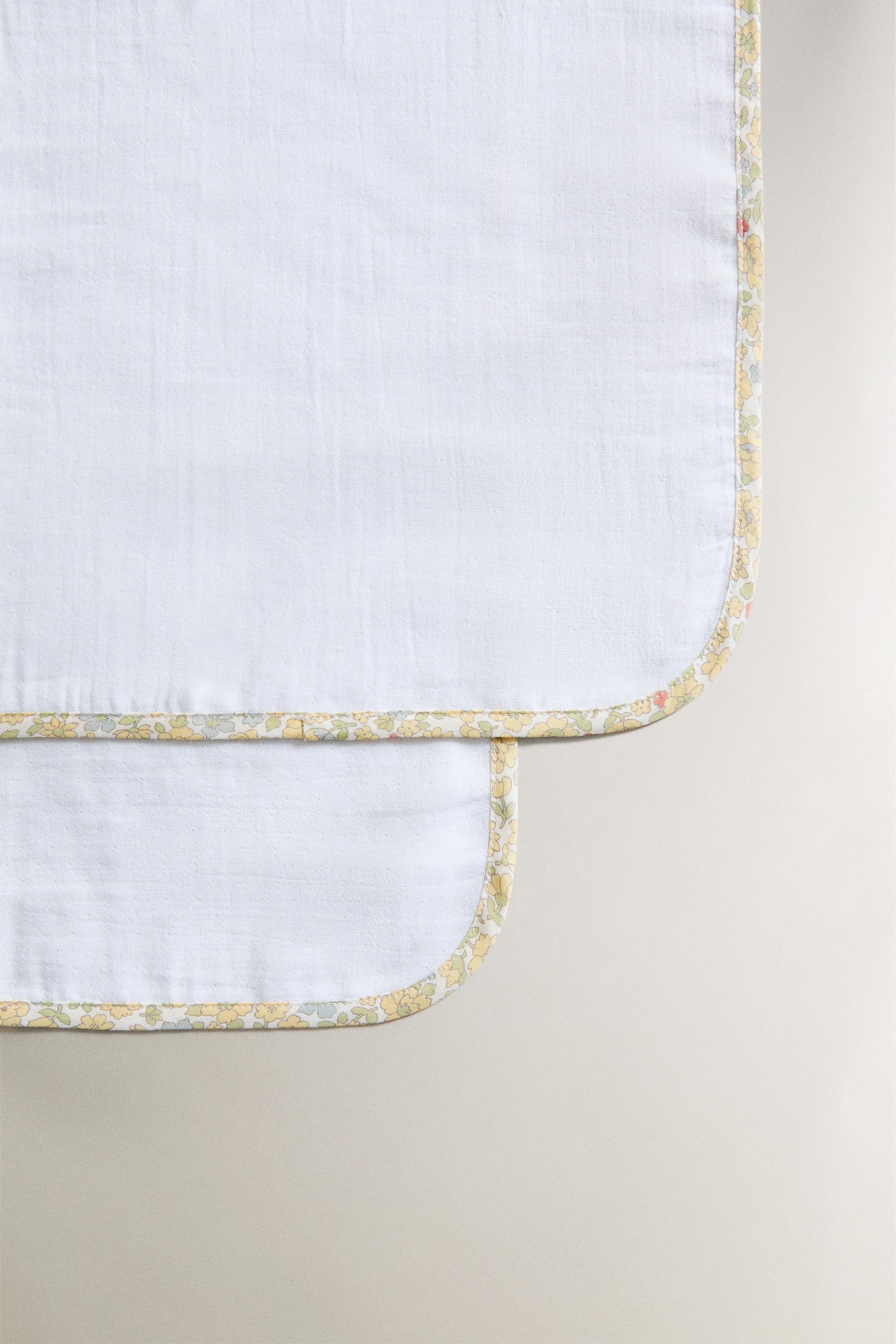 SET OF CHILDREN'S MUSLIN CLOTHS WITH FLORAL PIPING