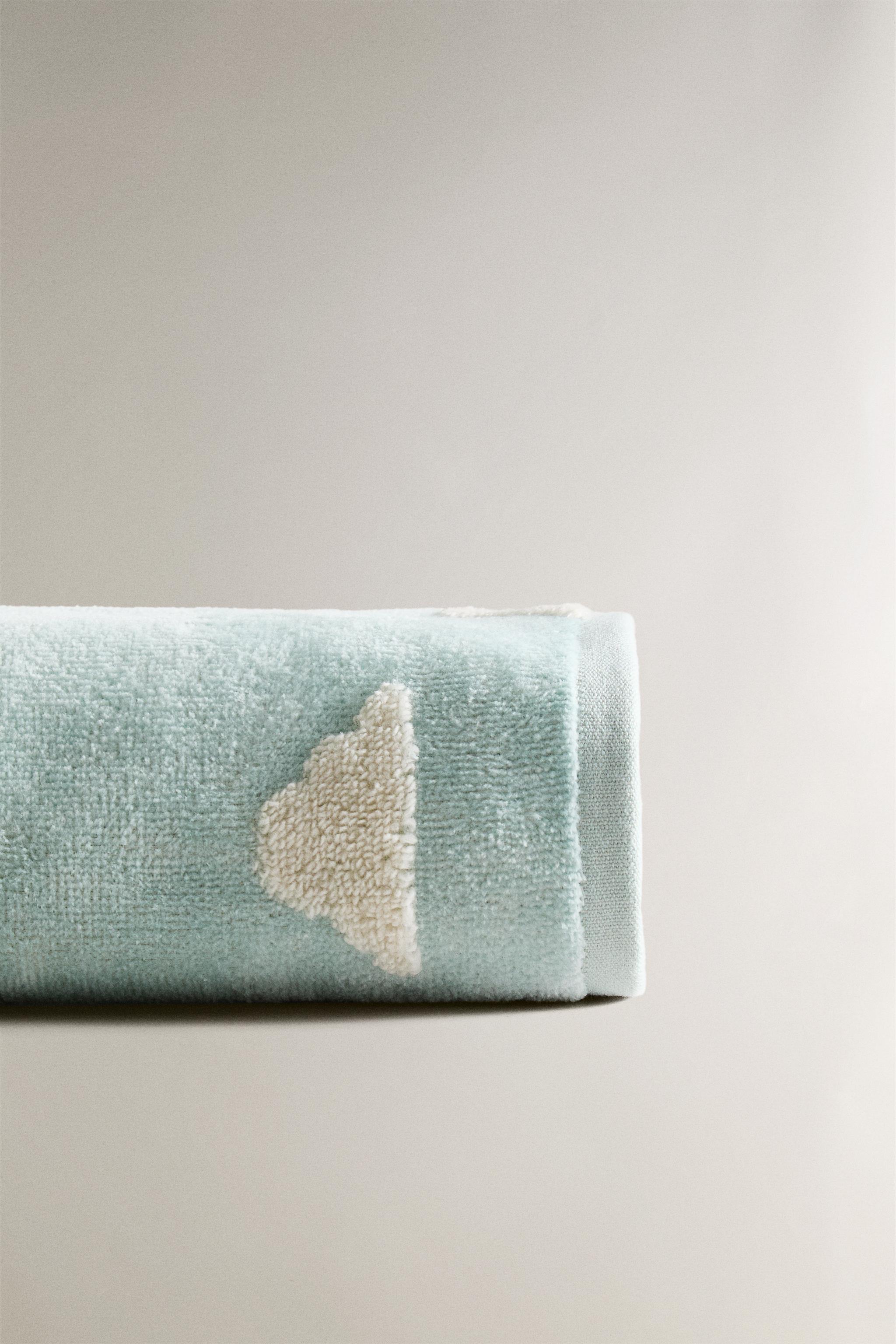 CHILDREN'S BATH TOWEL WITH CLOUDS