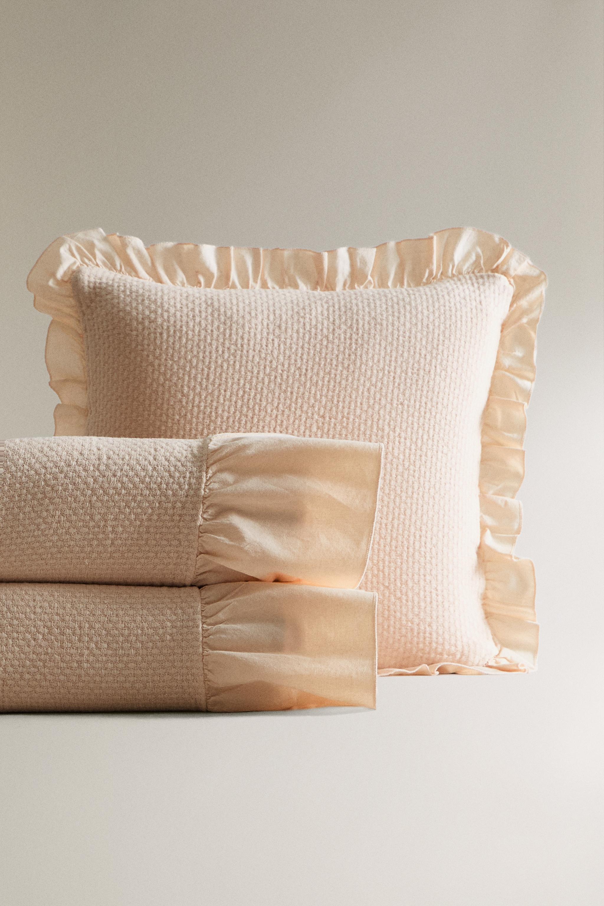 CHILDREN'S BEDSPREAD WITH RUFFLES