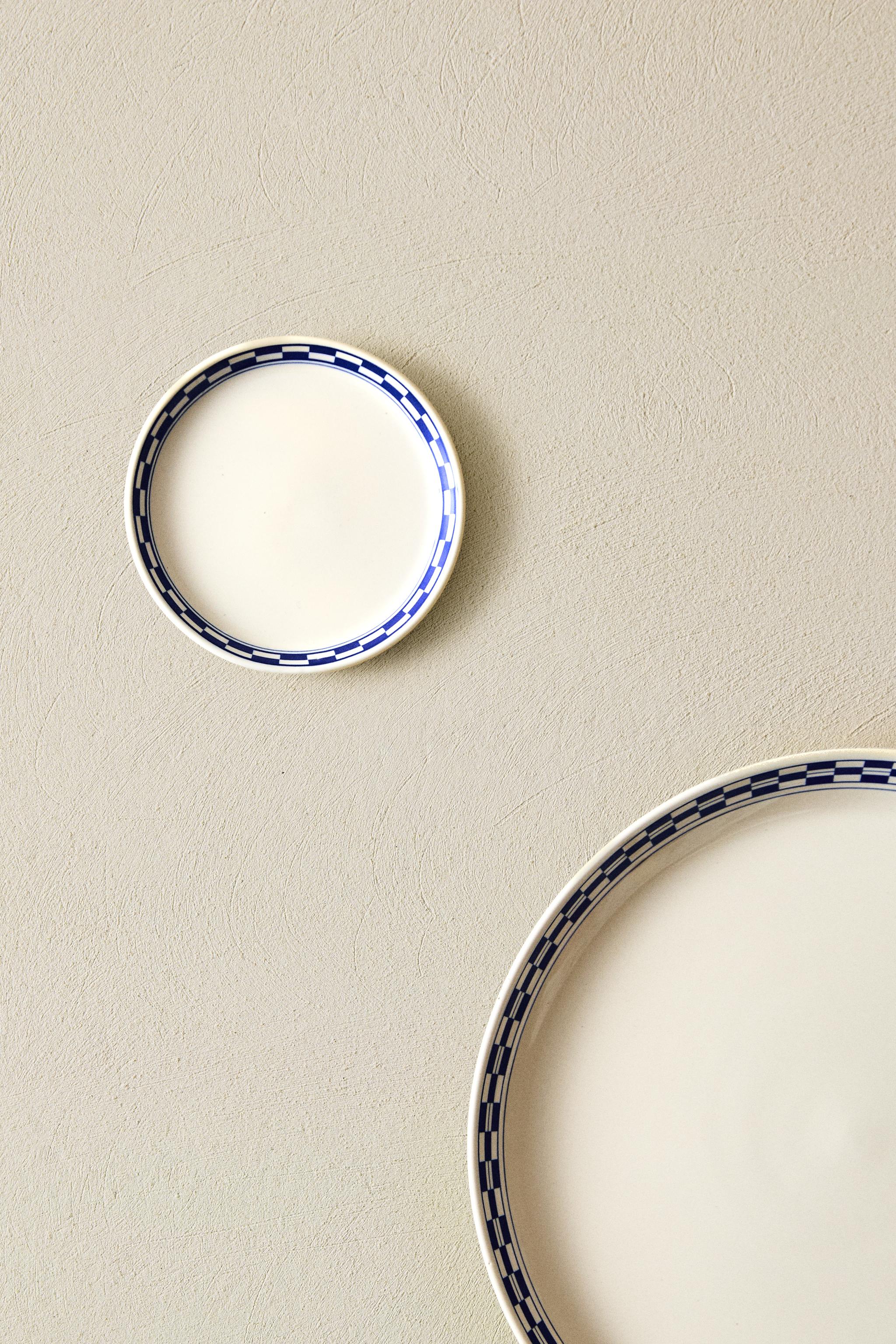 CERAMIC SIDE PLATE WITH CHECKED RIM