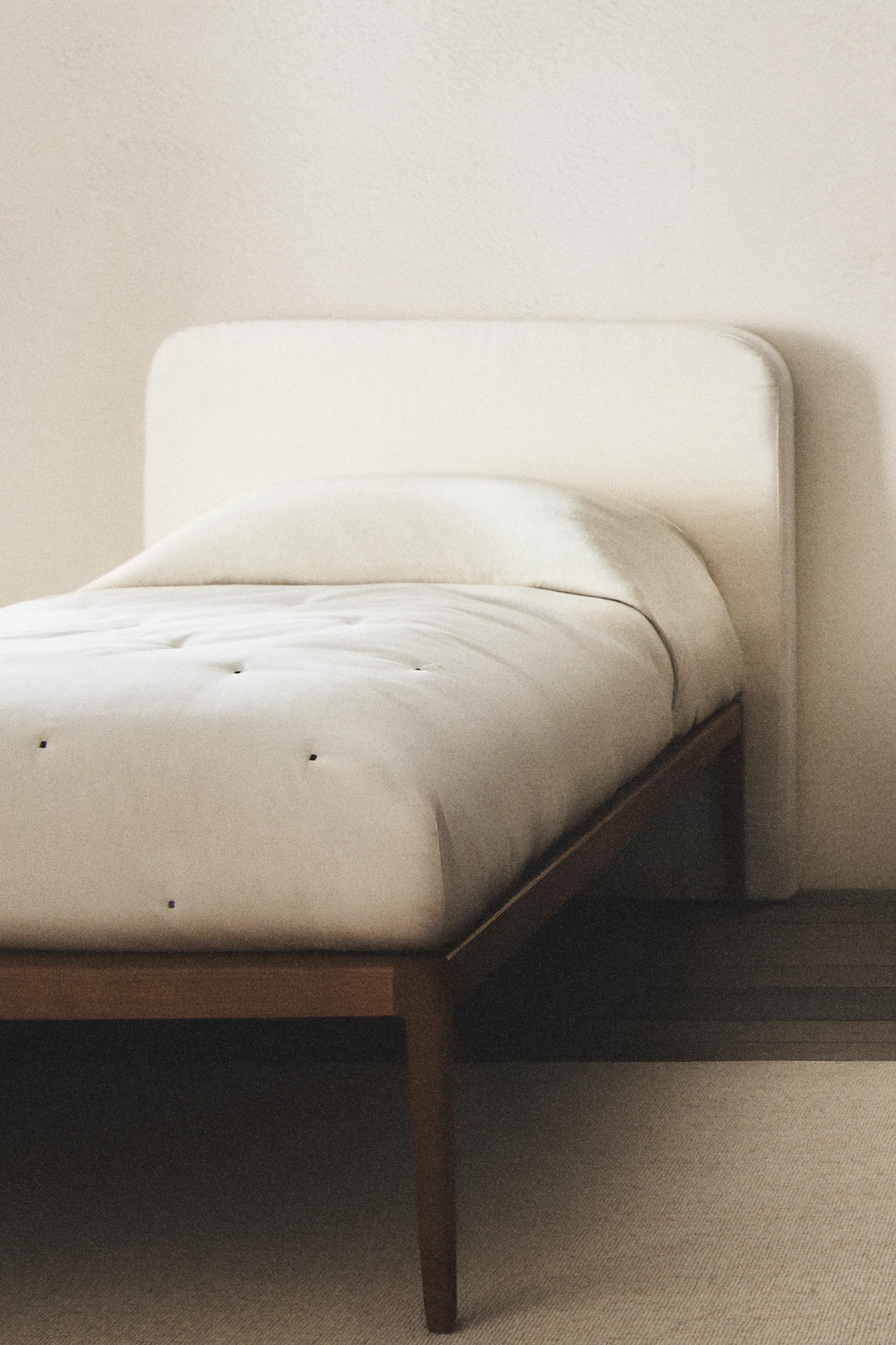 LINEN SATEEN QUILT WITH DOTTED STITCHING