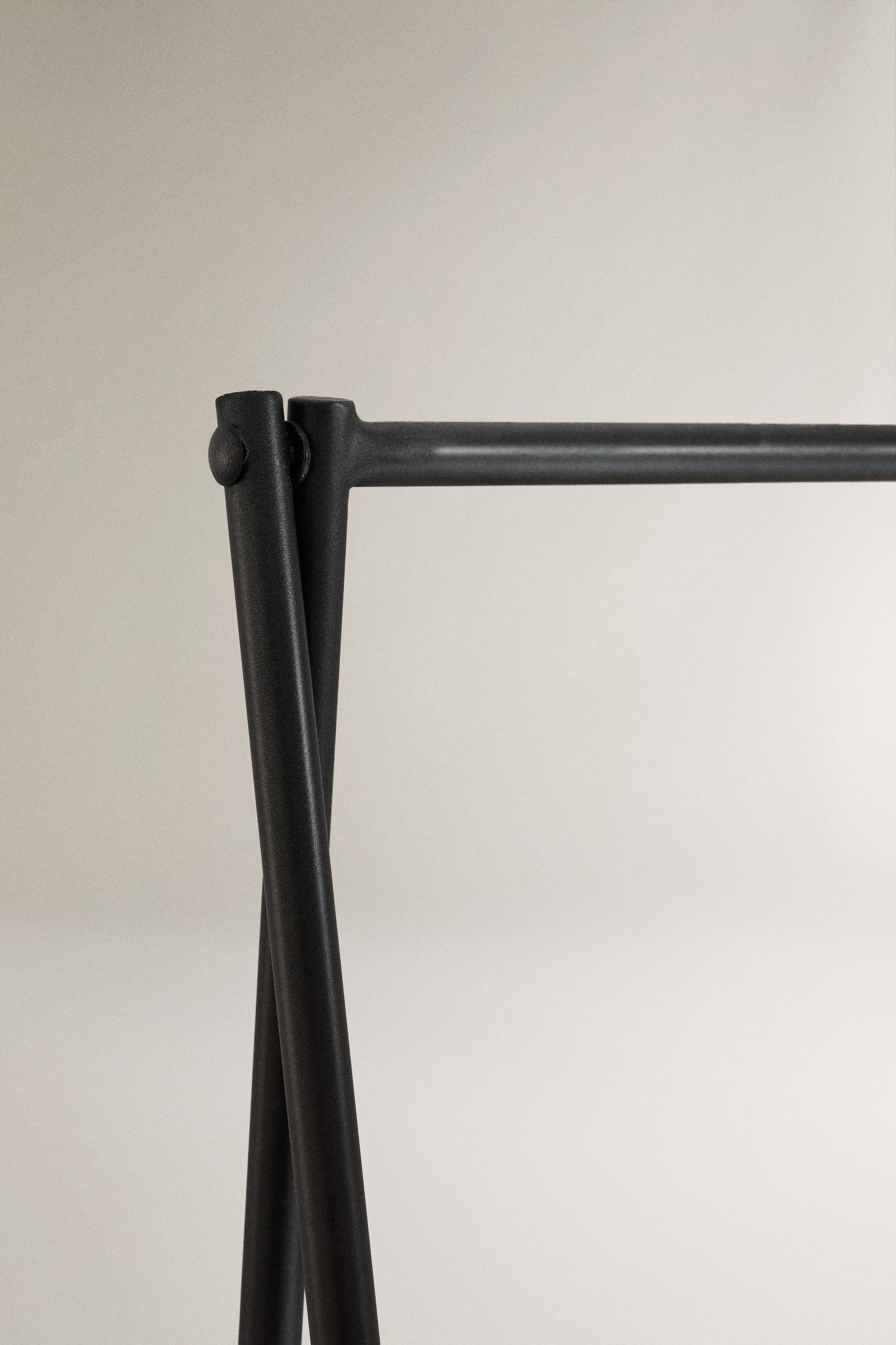 METAL RACK WITH BASE