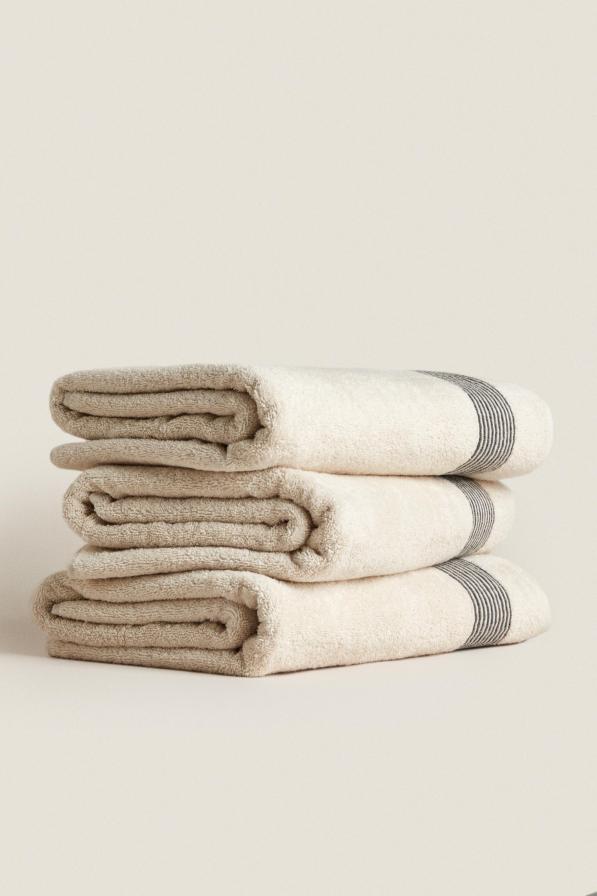 COTTON BATH TOWEL WITH PLEATED BORDER