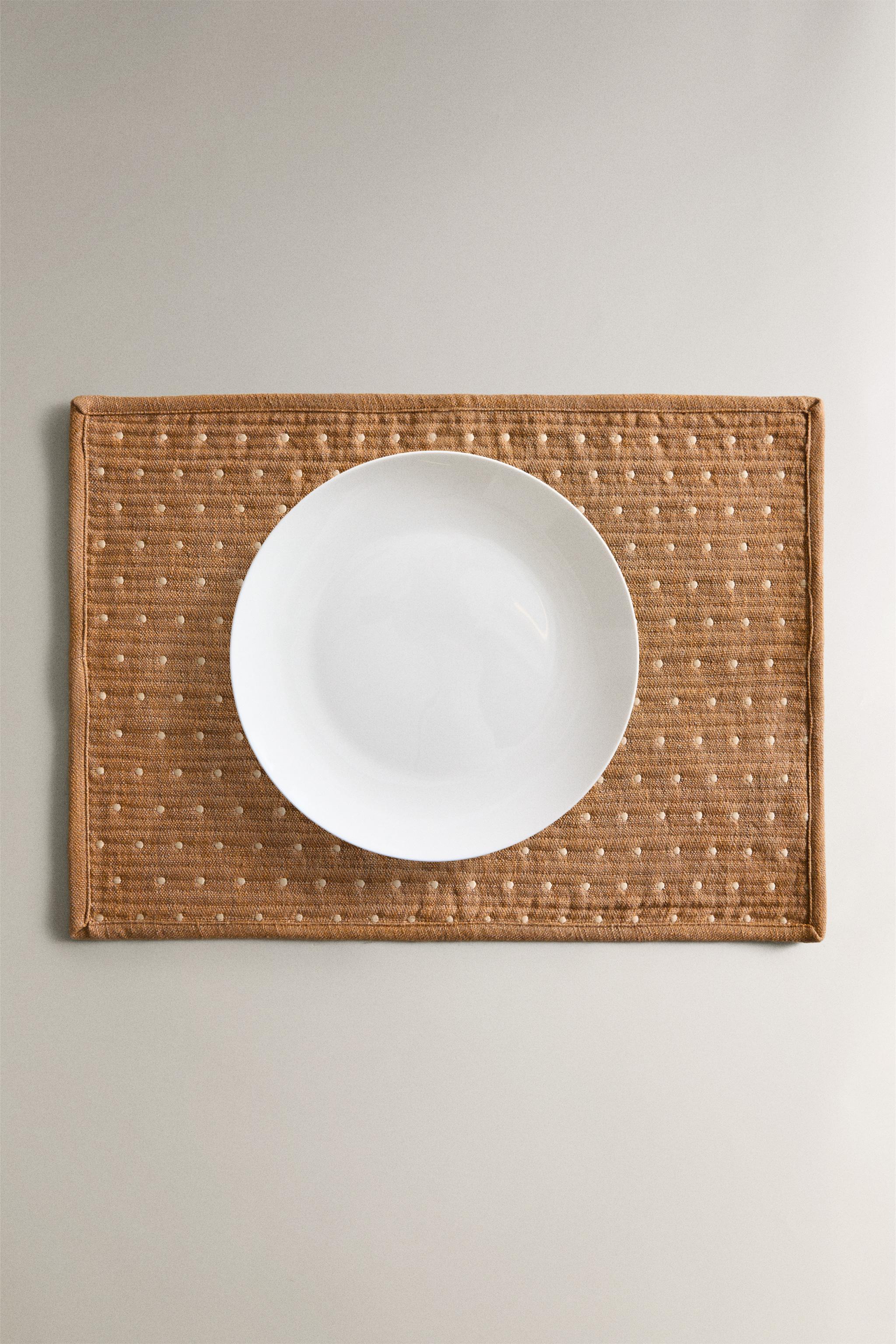 PADDED PLACEMAT WITH TOPSTITCHING