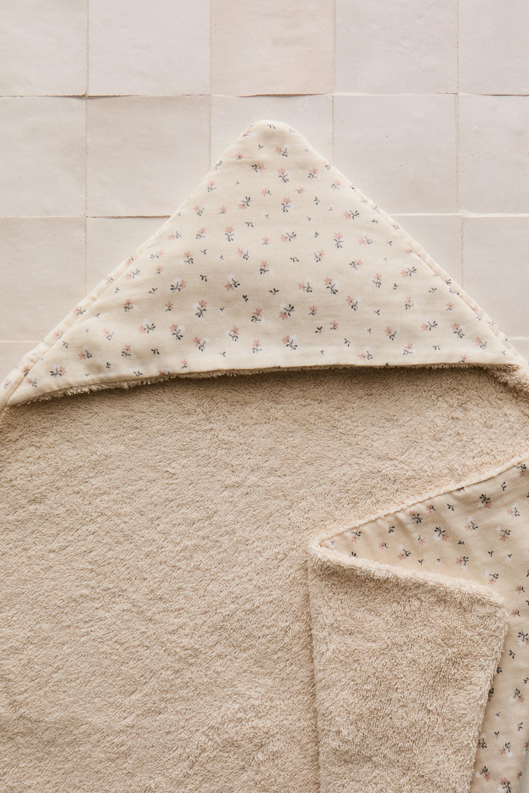 HOODED BABY BATH TOWEL WITH TULIPS
