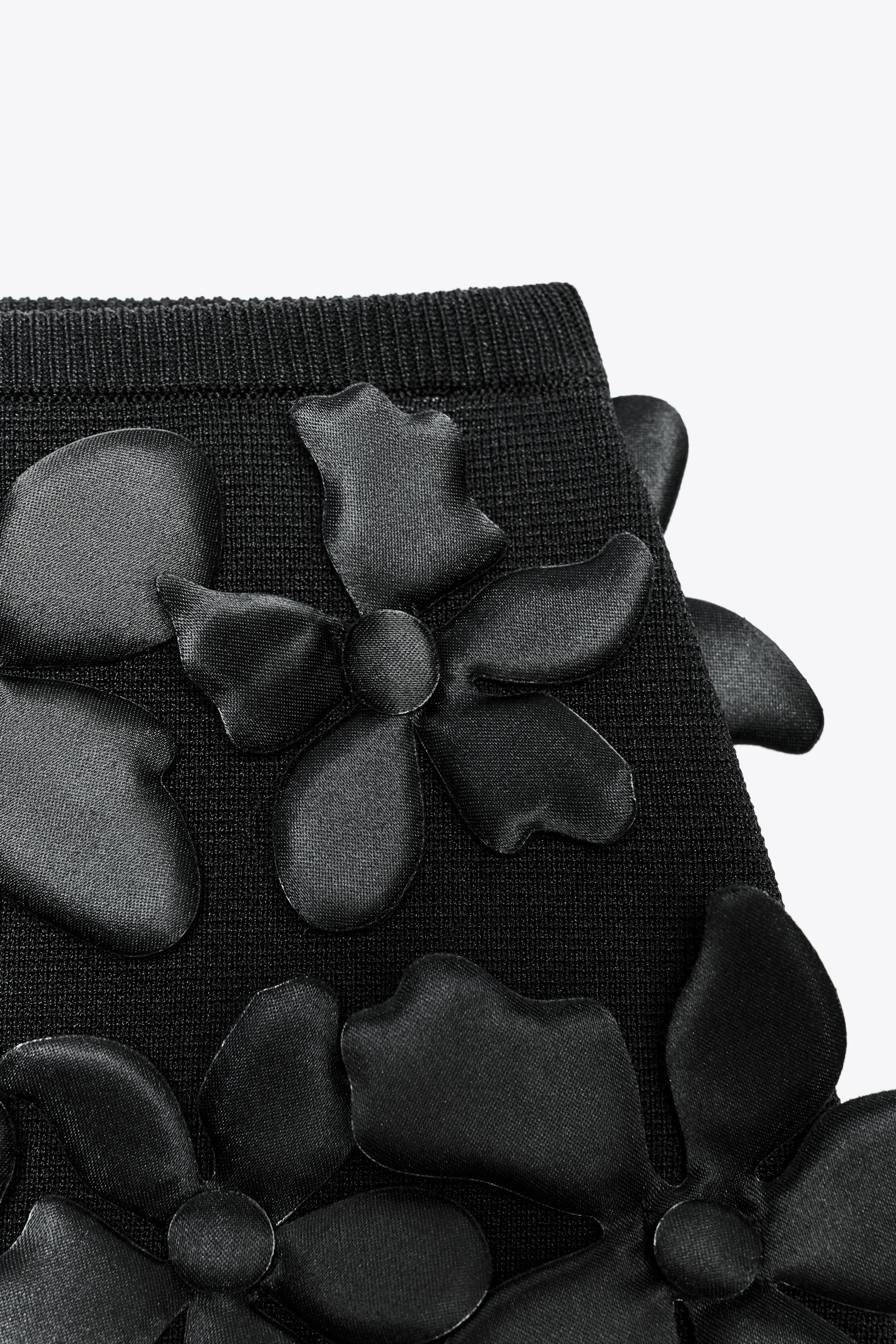 FLORAL STRUCTURE KNIT MINI SKIRT