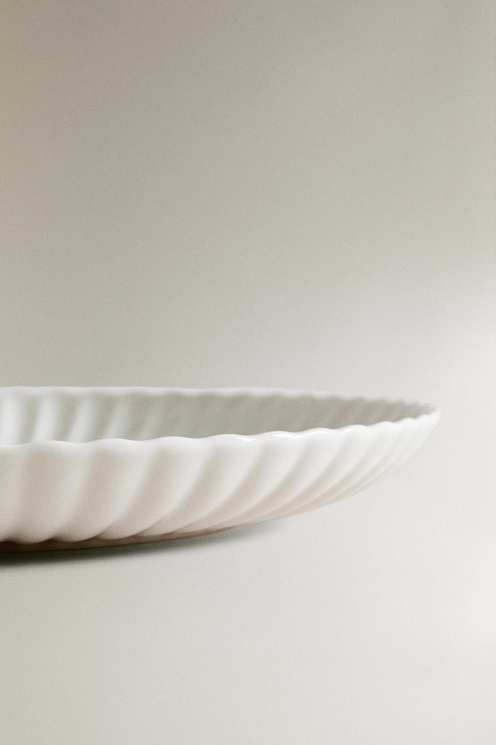 SCALLOPED PORCELAIN DINNER PLATE