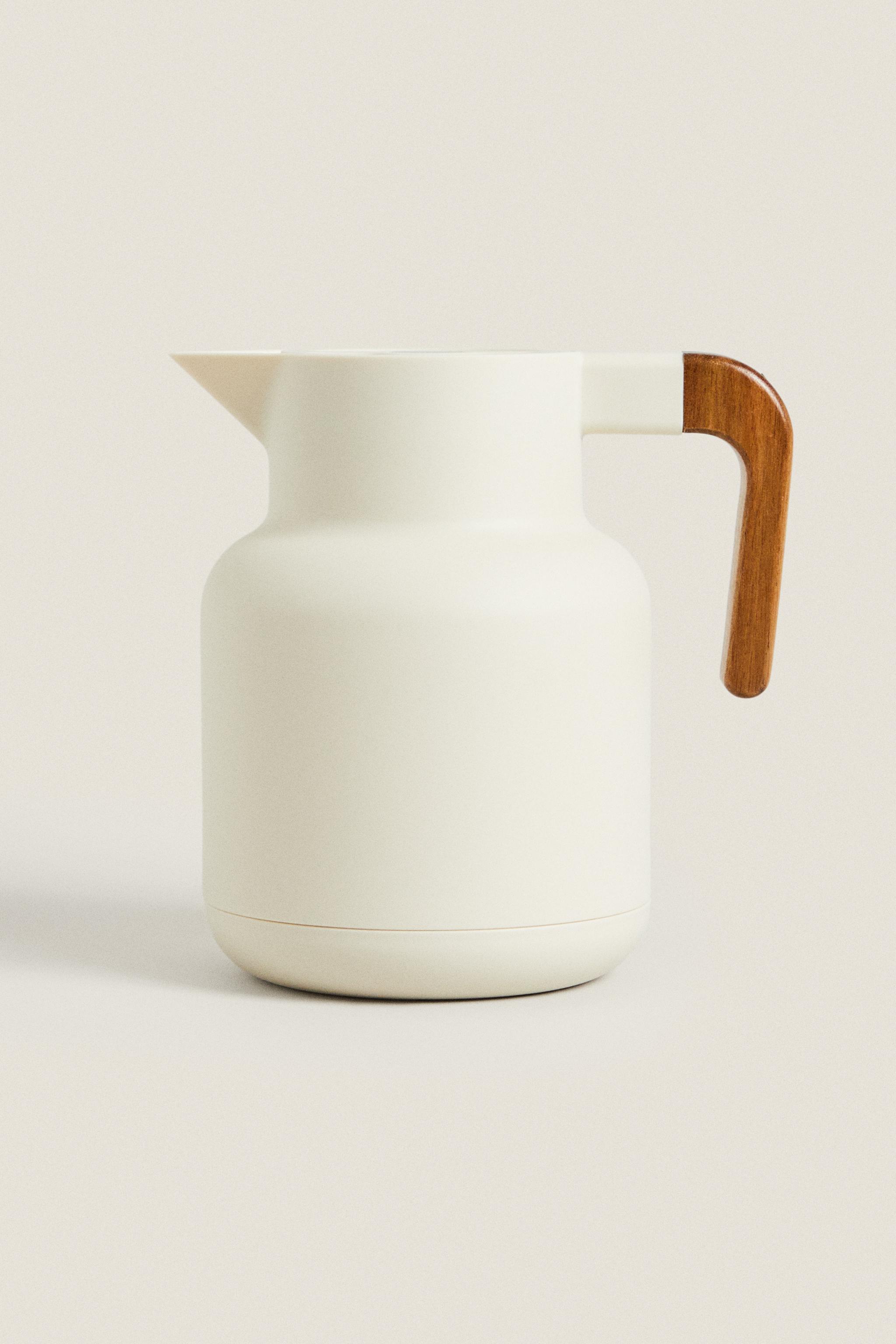 THERMAL PITCHER WITH AN ACACIA HANDLE