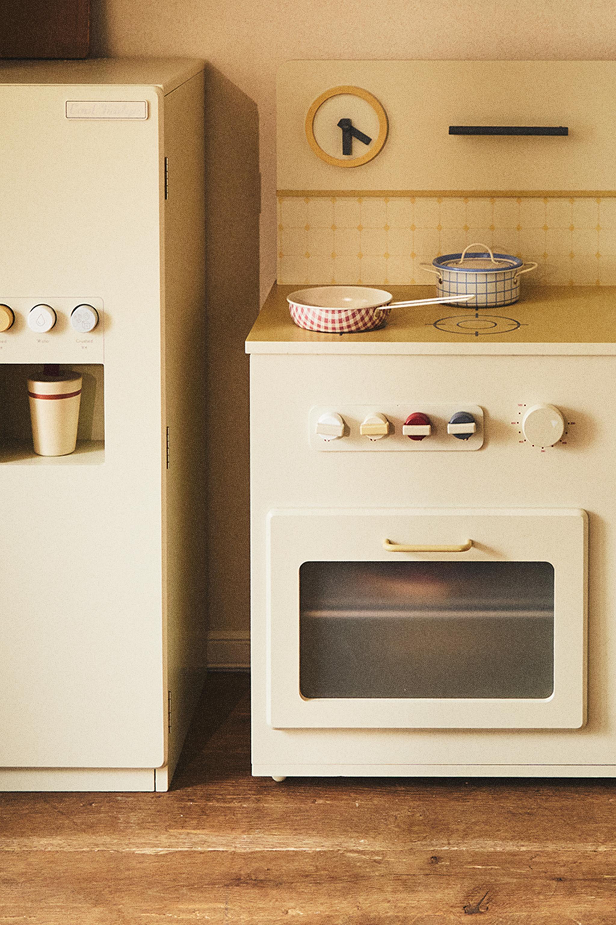 CHILDREN'S WOODEN PLAY KITCHEN