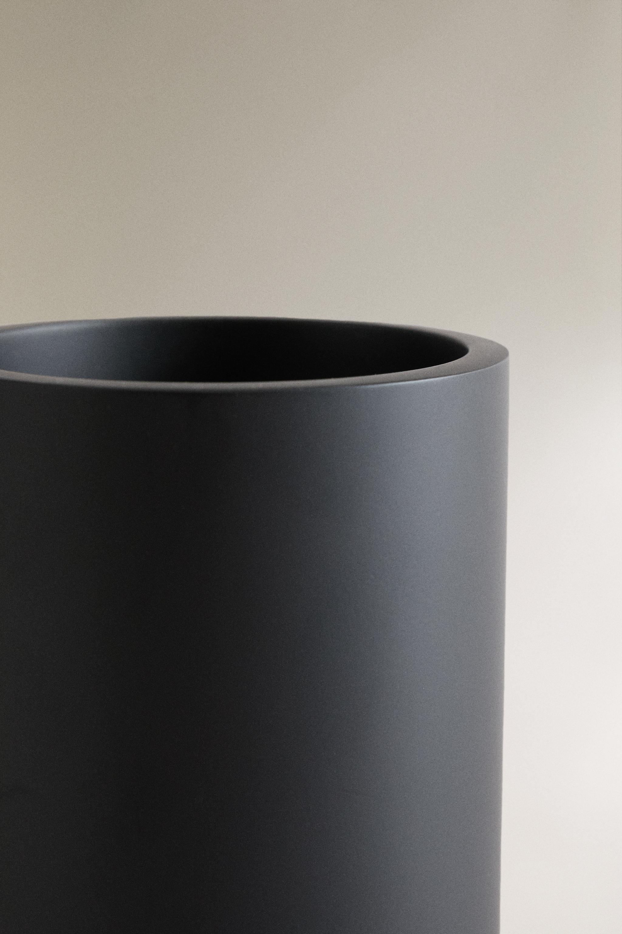 BLACK RESIN TOOTHBRUSH HOLDER