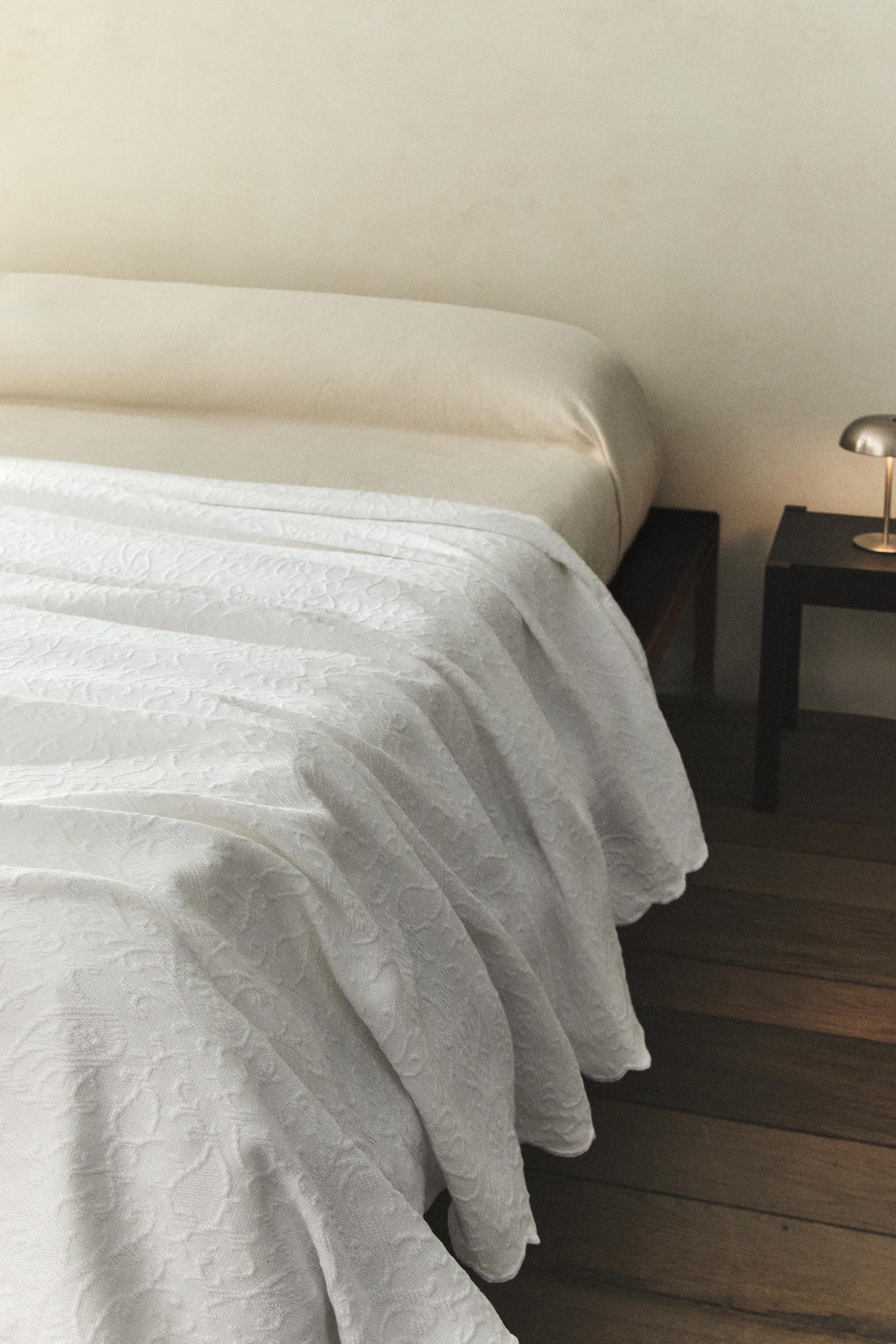 SCALLOPED FLOWER BEDSPREAD