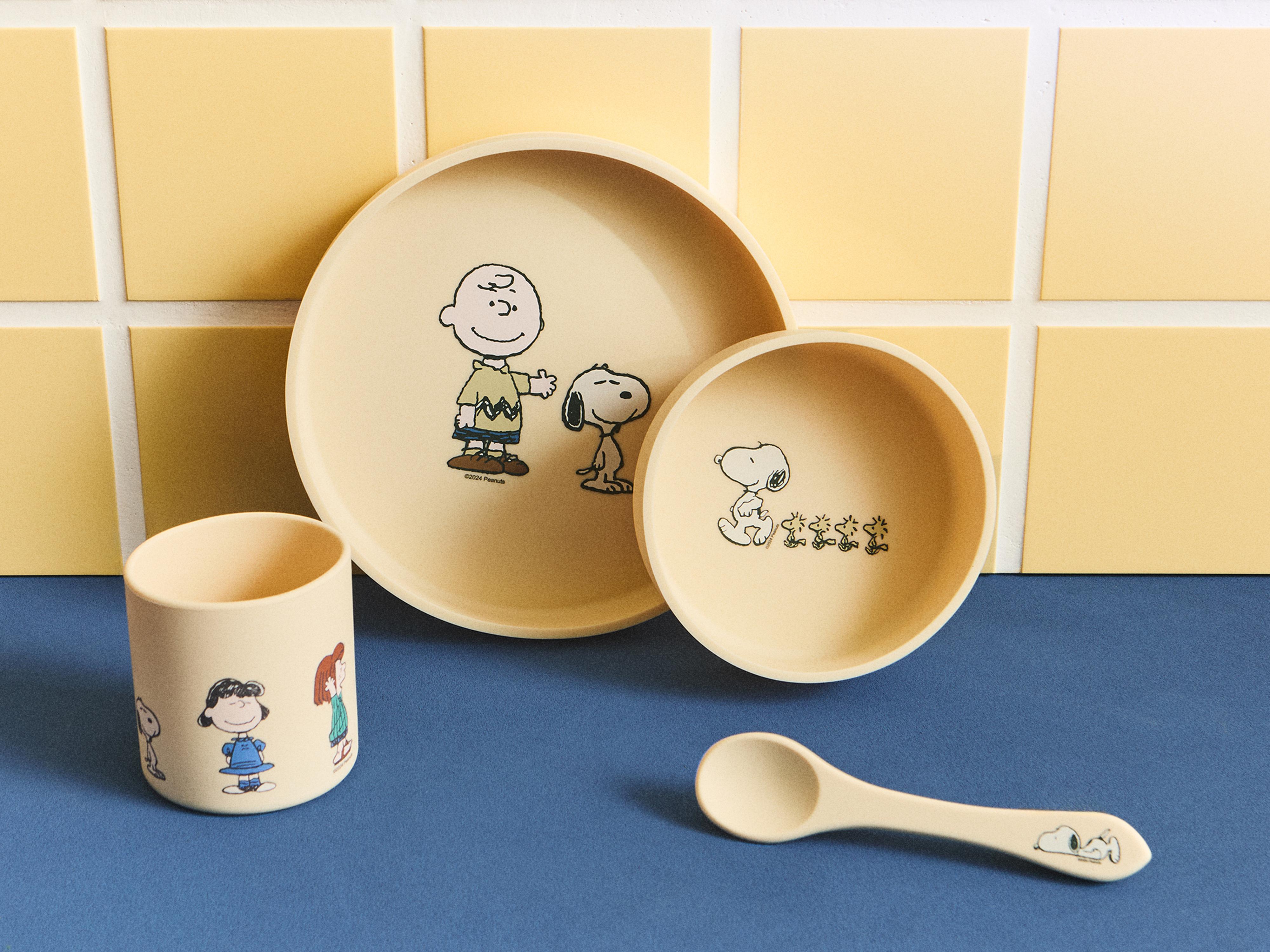 CHILDREN’S PEANUTS™ TABLEWARE SET (SET OF 4)