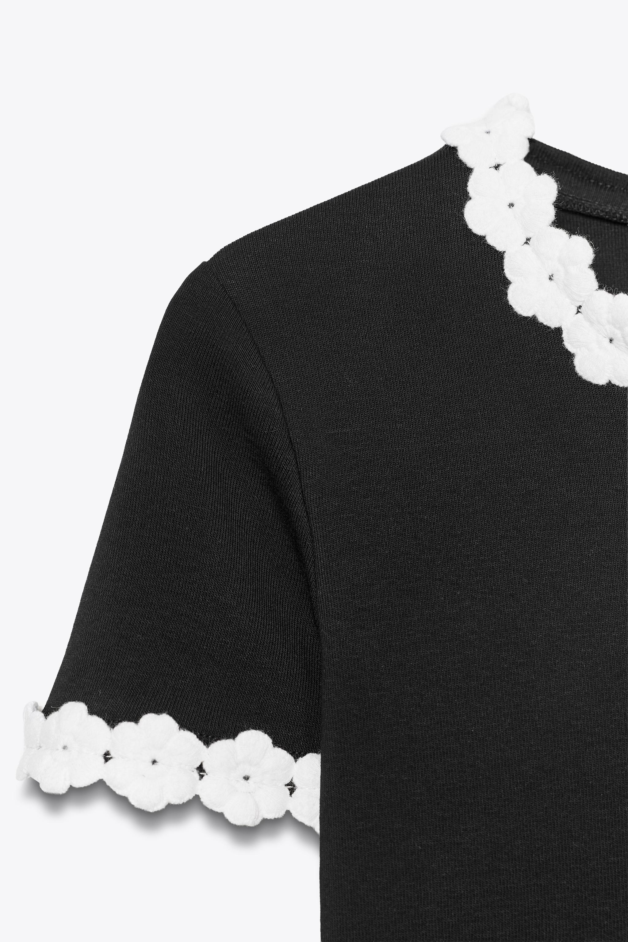 FLOWER TRIM T-SHIRT