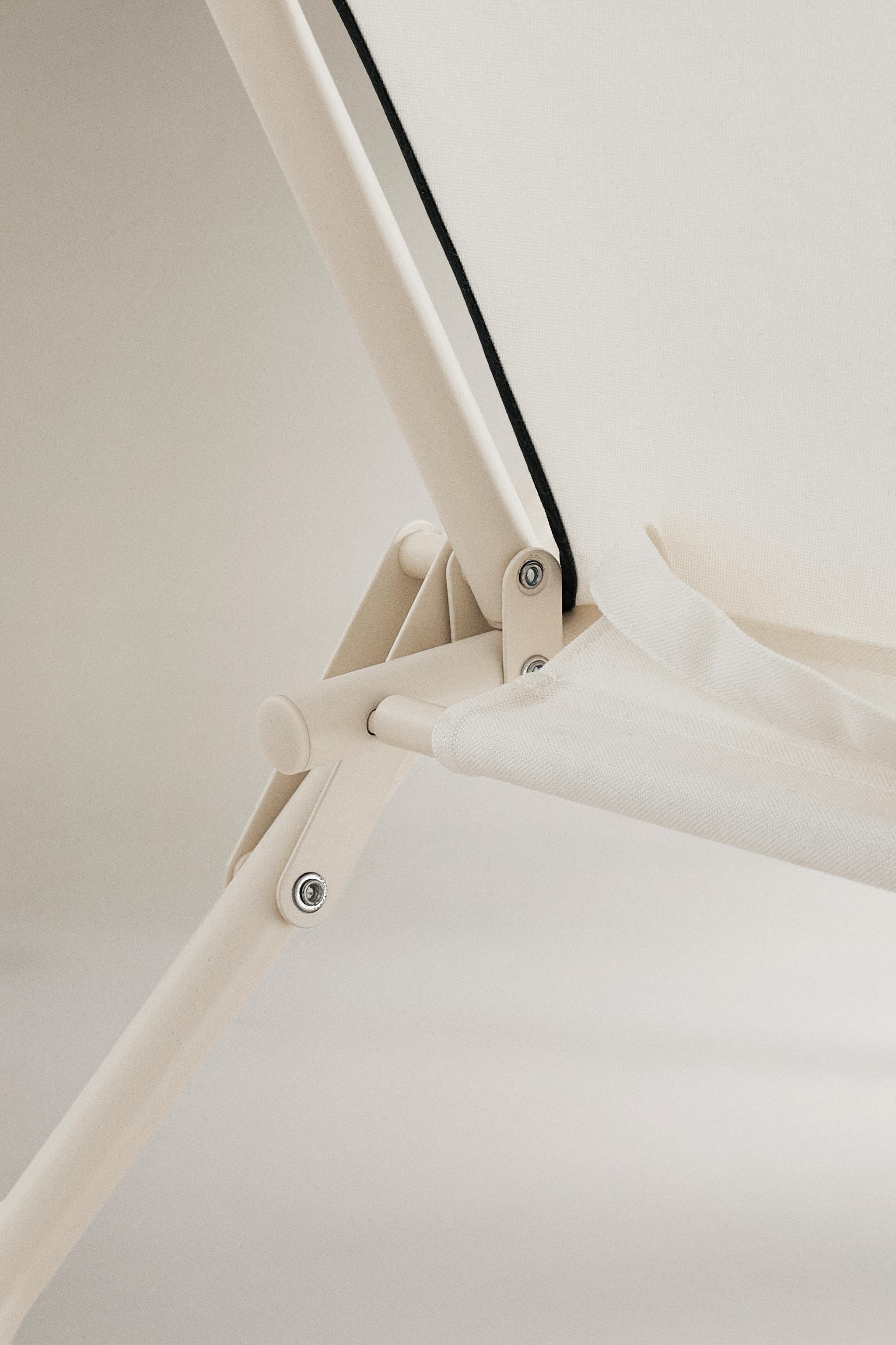 FOLDING BEACH CHAIR WITH WOODEN ARM RESTS