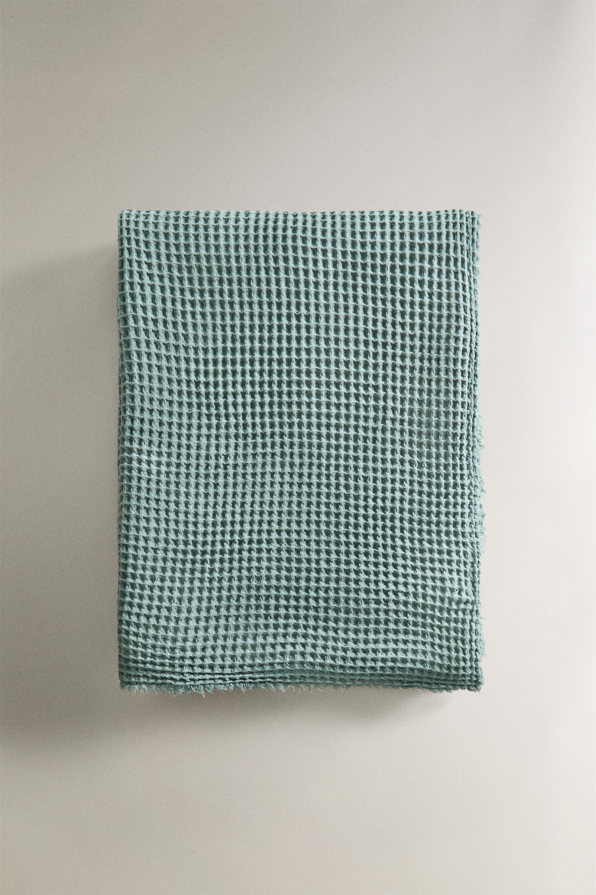 WAFFLE-TEXTURE BLANKET