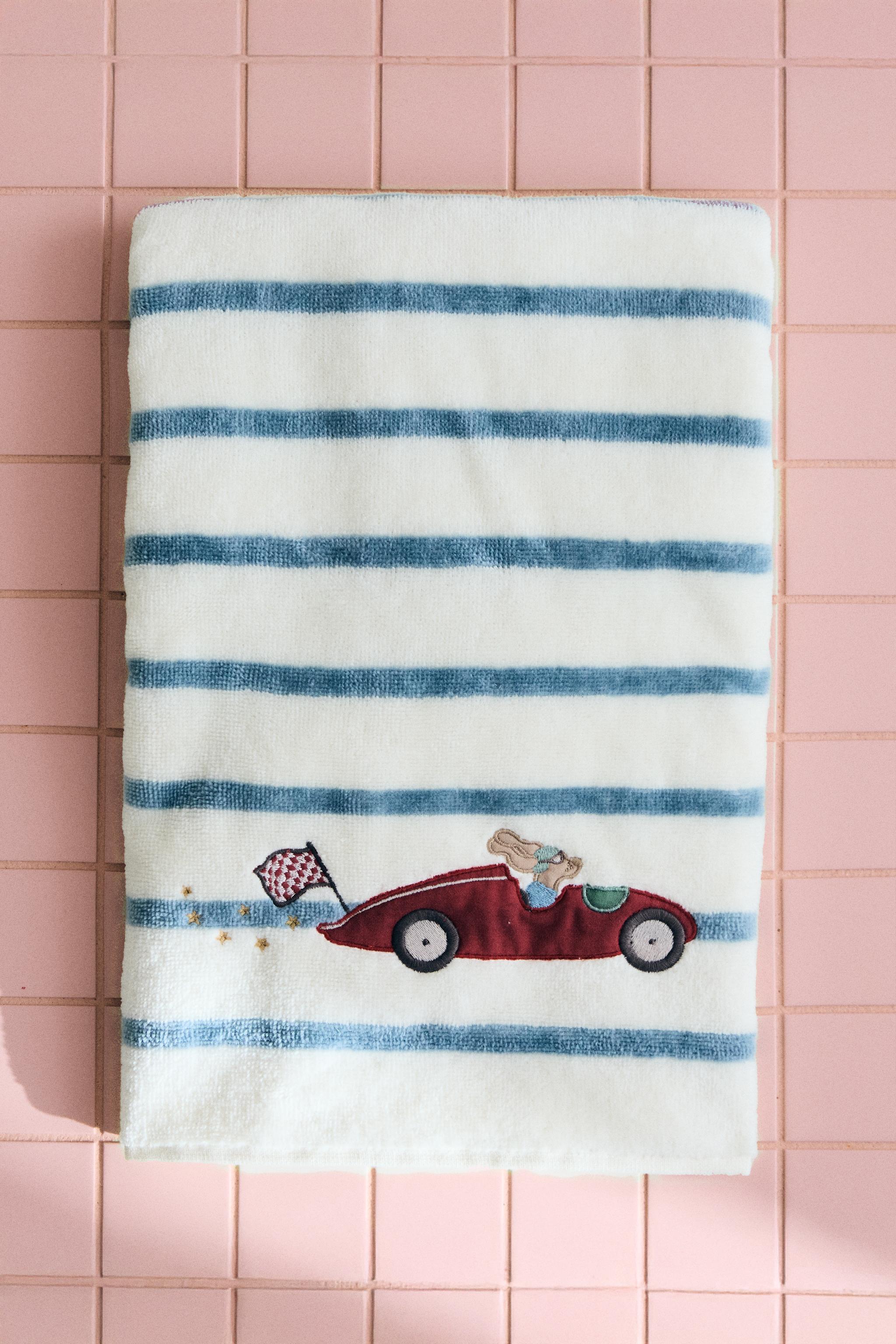 CHILDREN'S STRIPED BATH TOWEL WITH RACING DOG