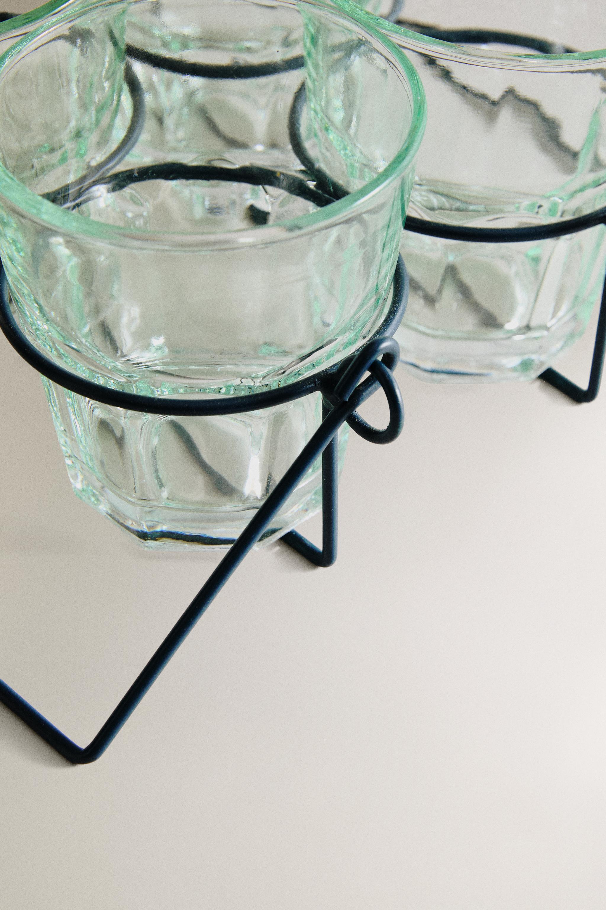 GLASS TUMBLER WITH A RAISED DESIGN