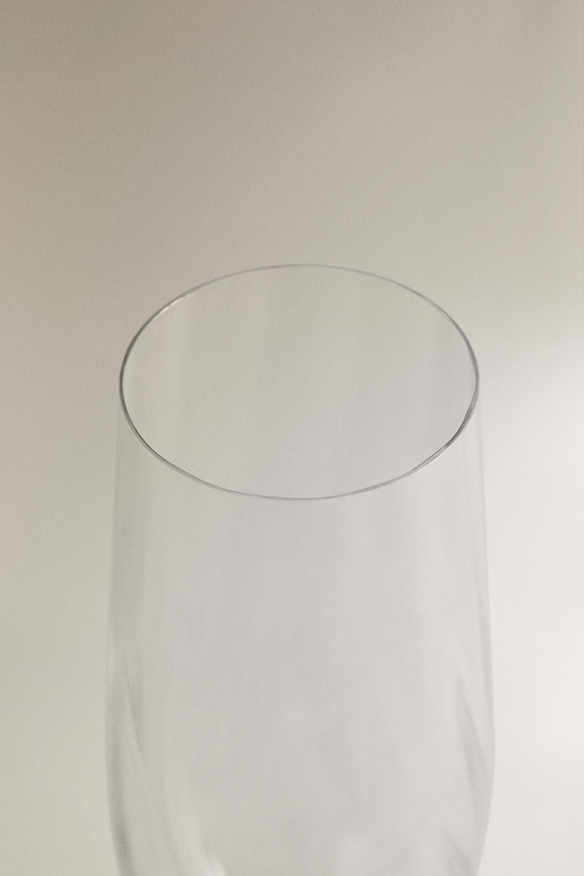 CRYSTALLINE FLUTE GLASS WITH RAISED DESIGN