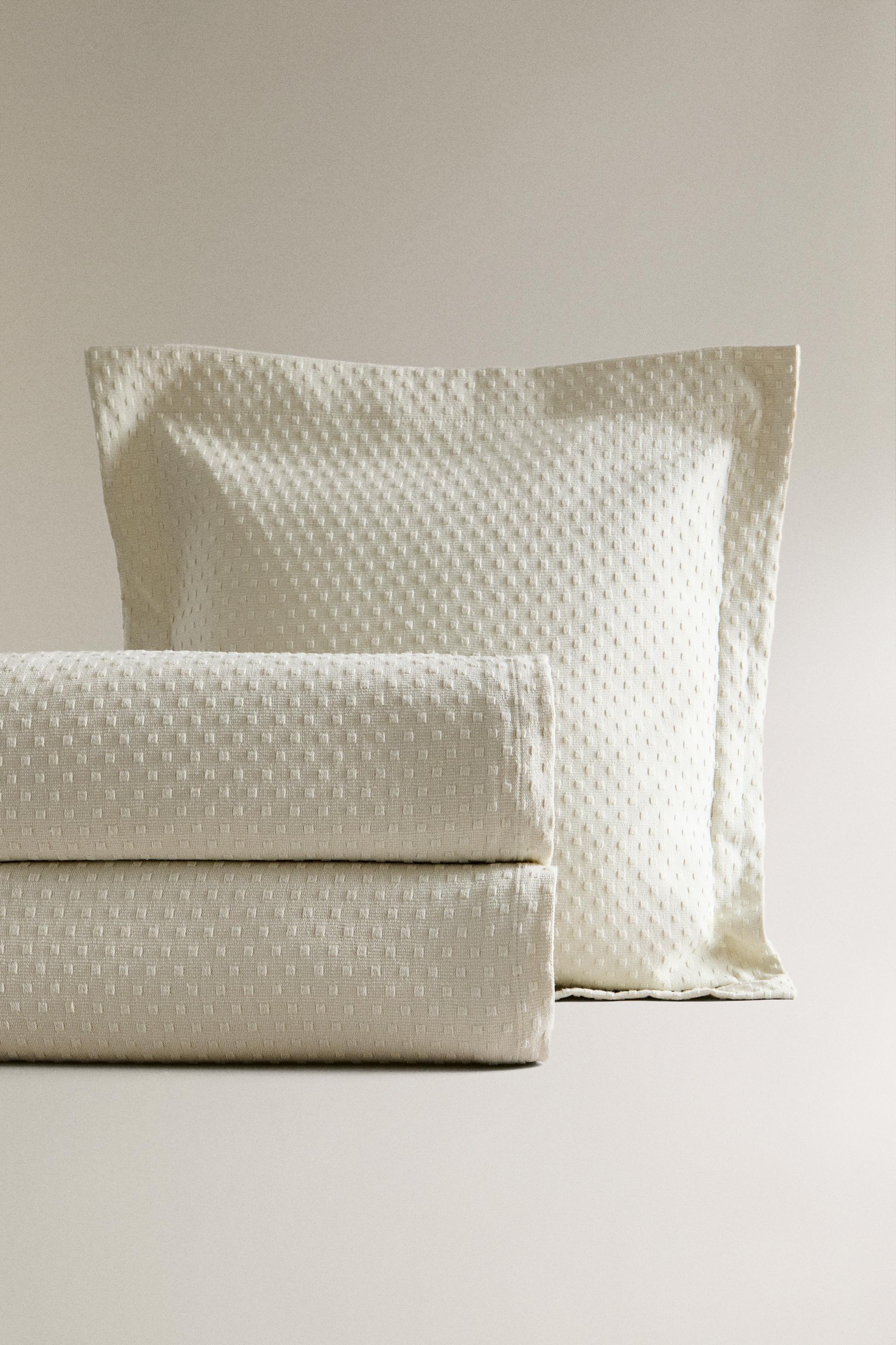 BEDSPREAD WITH POLKA DOT DESIGN