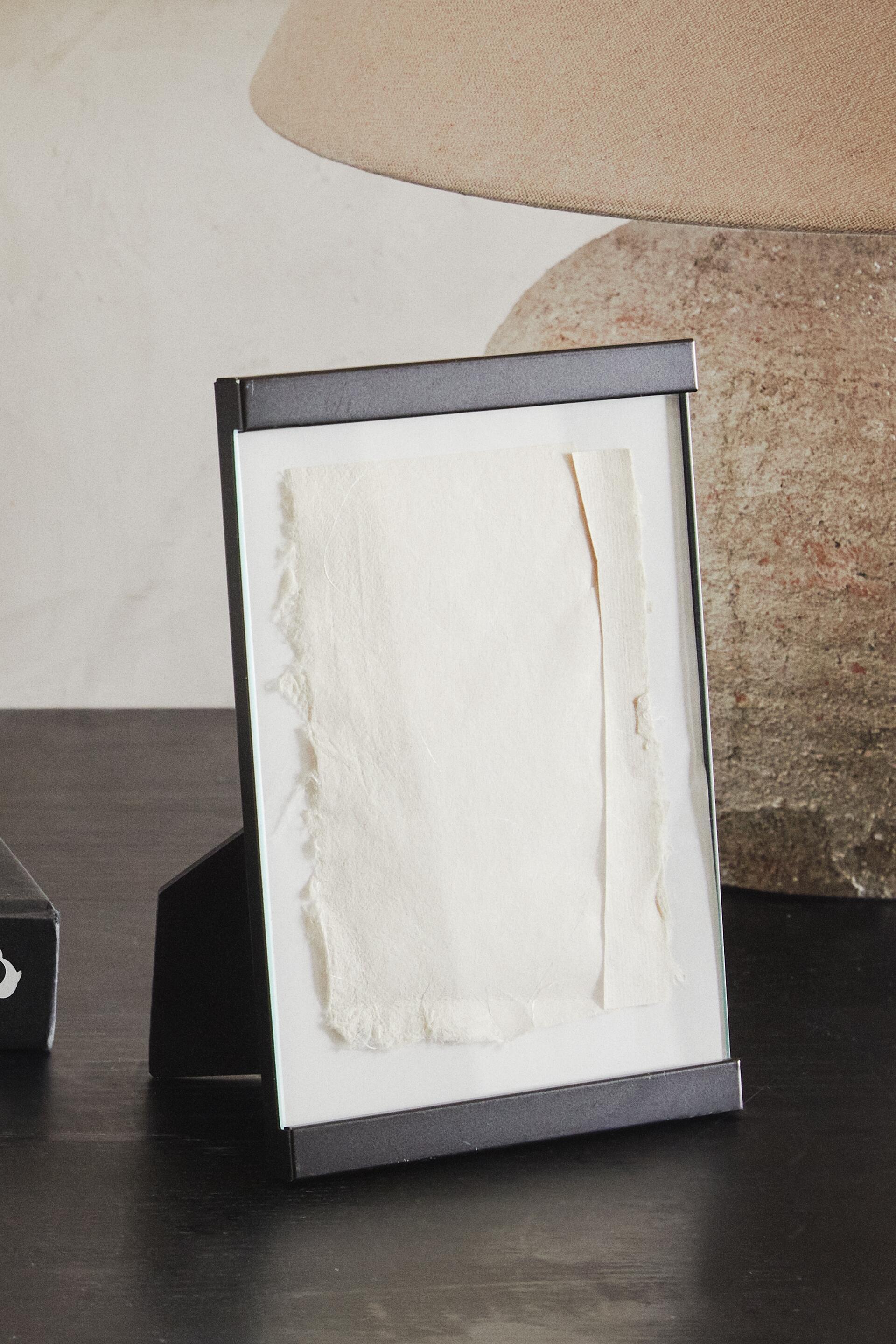 BLACK METAL PICTURE FRAME