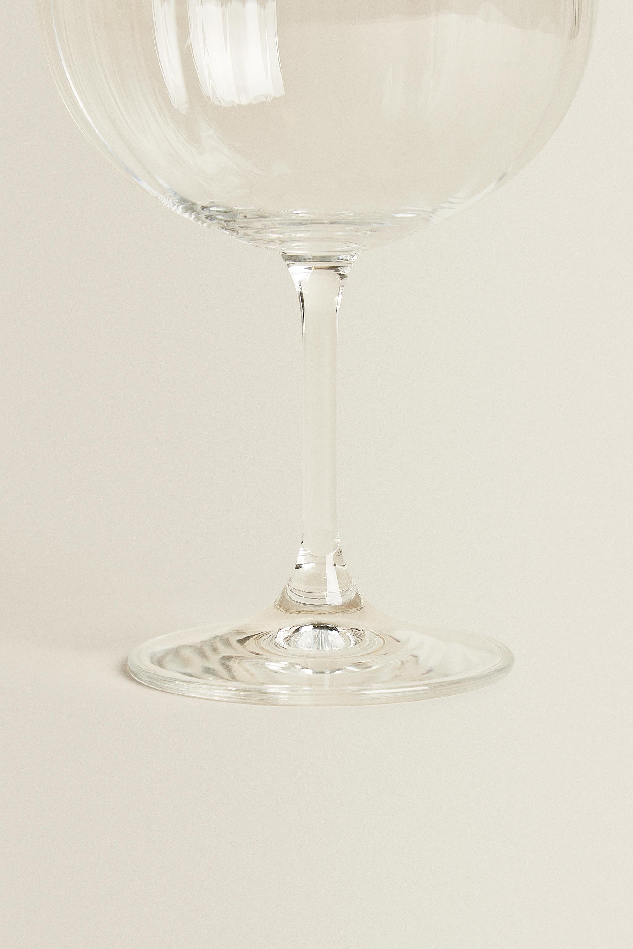 CRYSTALLINE GLASS WITH A RAISED DESIGN