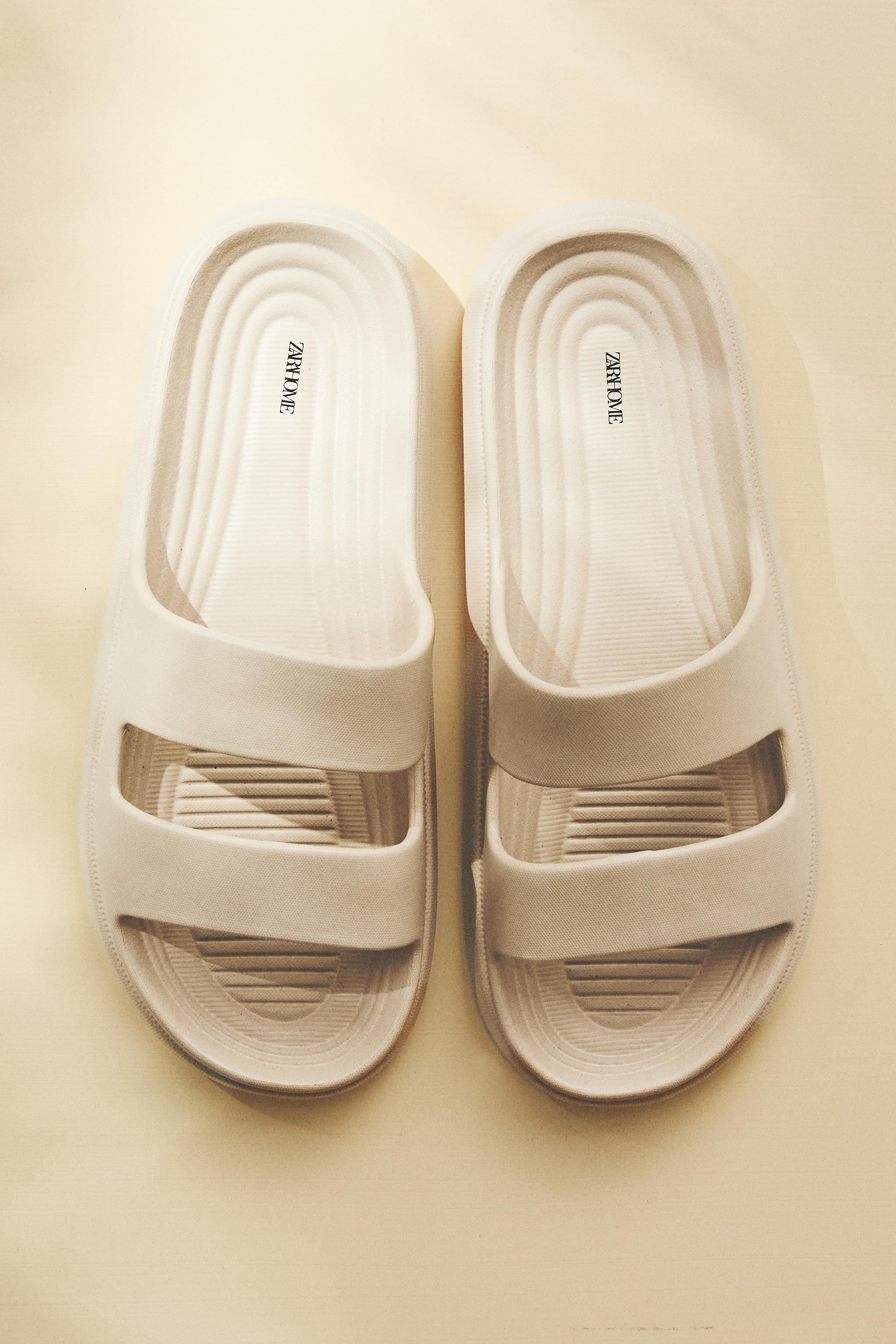 RUBBERIZED FLATFORM SANDALS