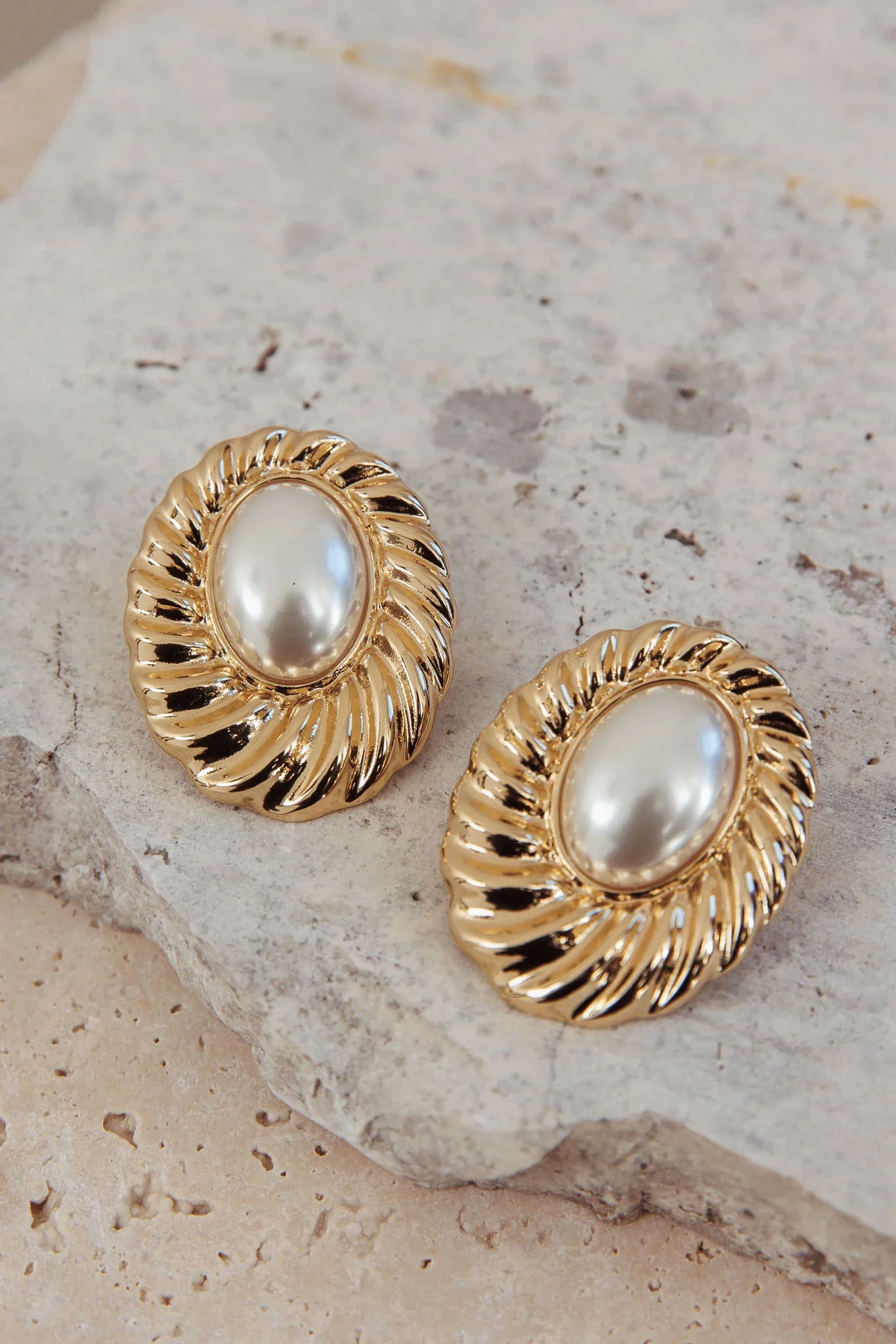 Nailah Pearl Cabochon Earrings Gold/Pearl