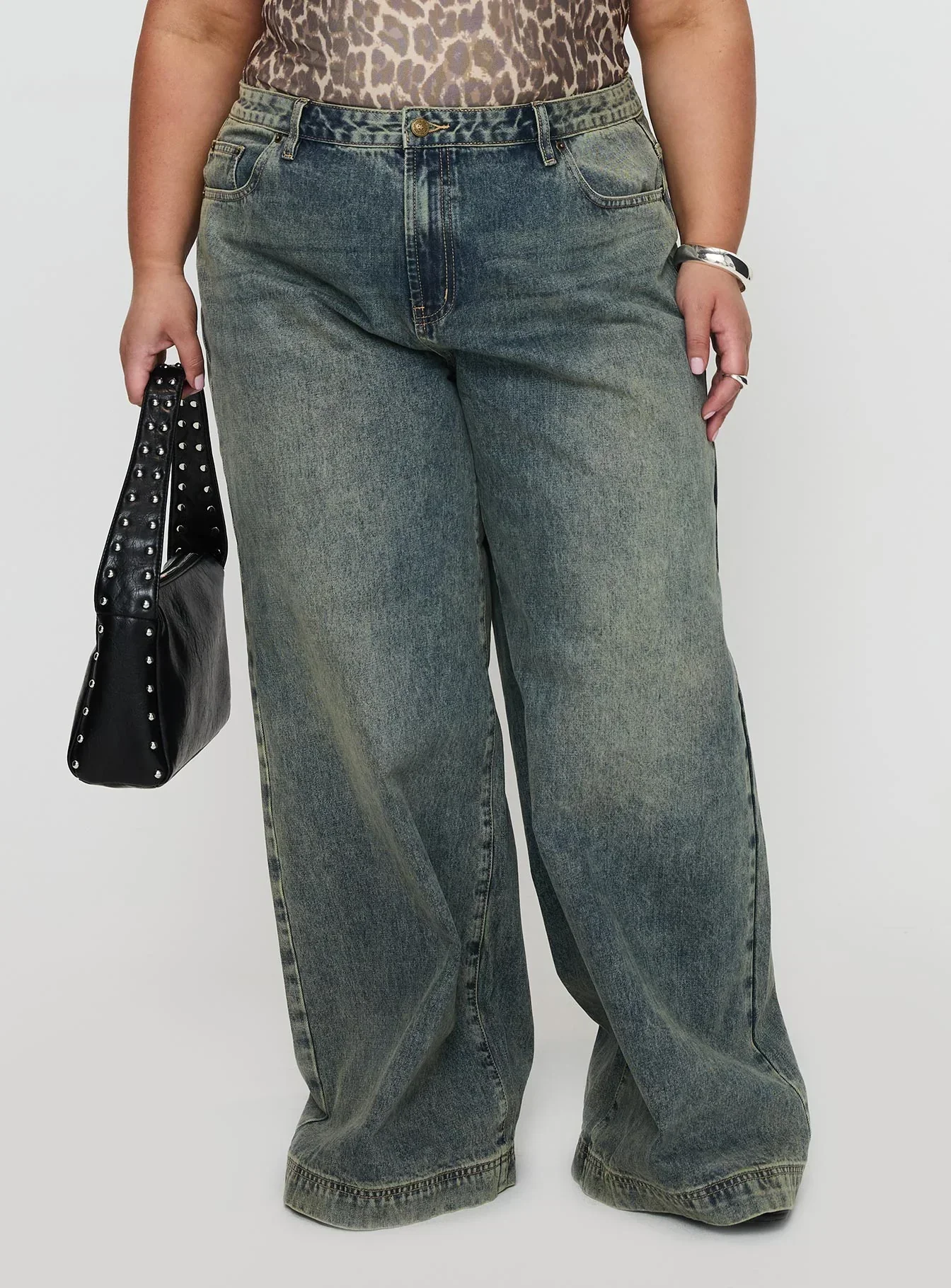 Ribbon Stamp Low Rise Wide Leg Jeans Antique Wash Curve