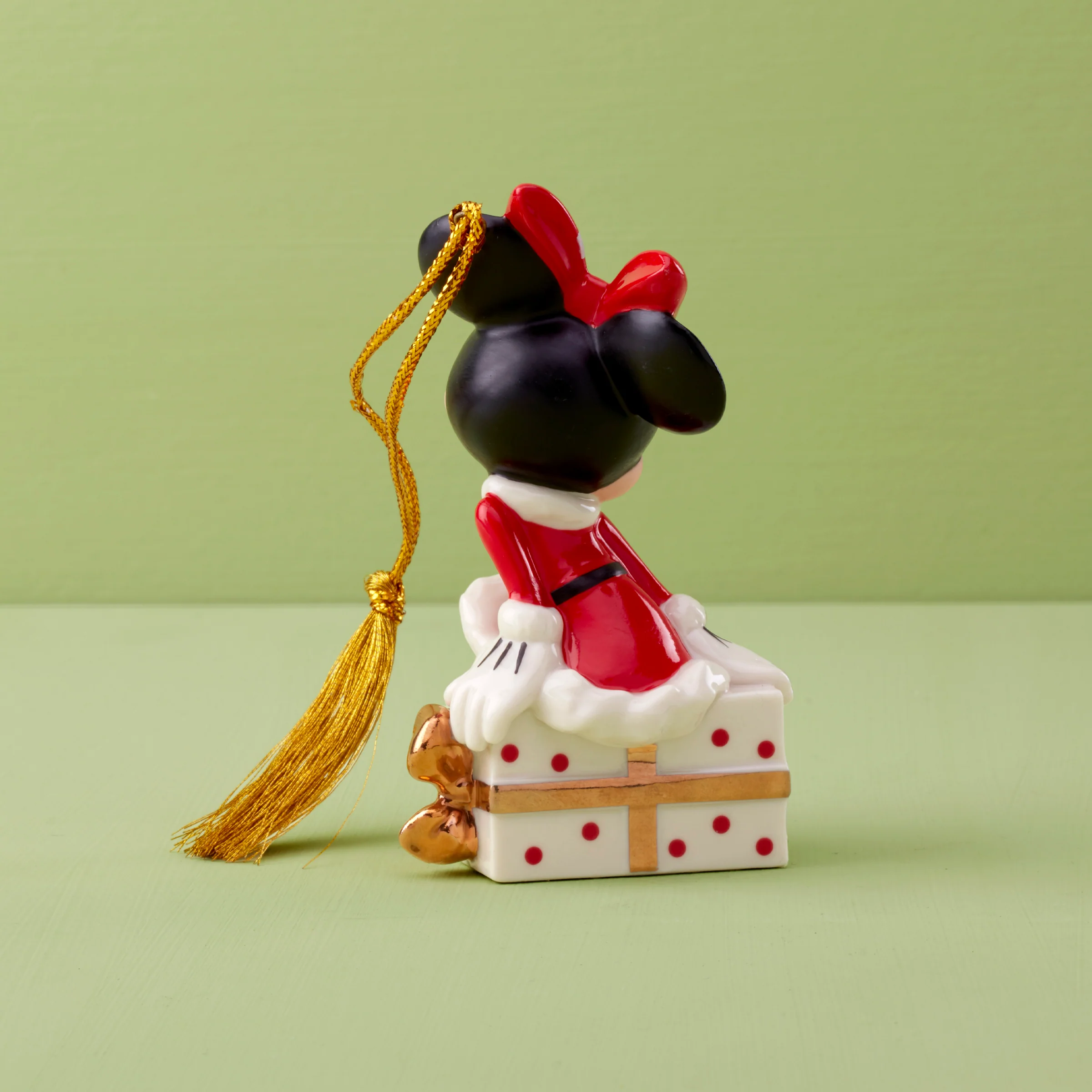 2024 Minnie Mouse Sitting On A Gift Ornament