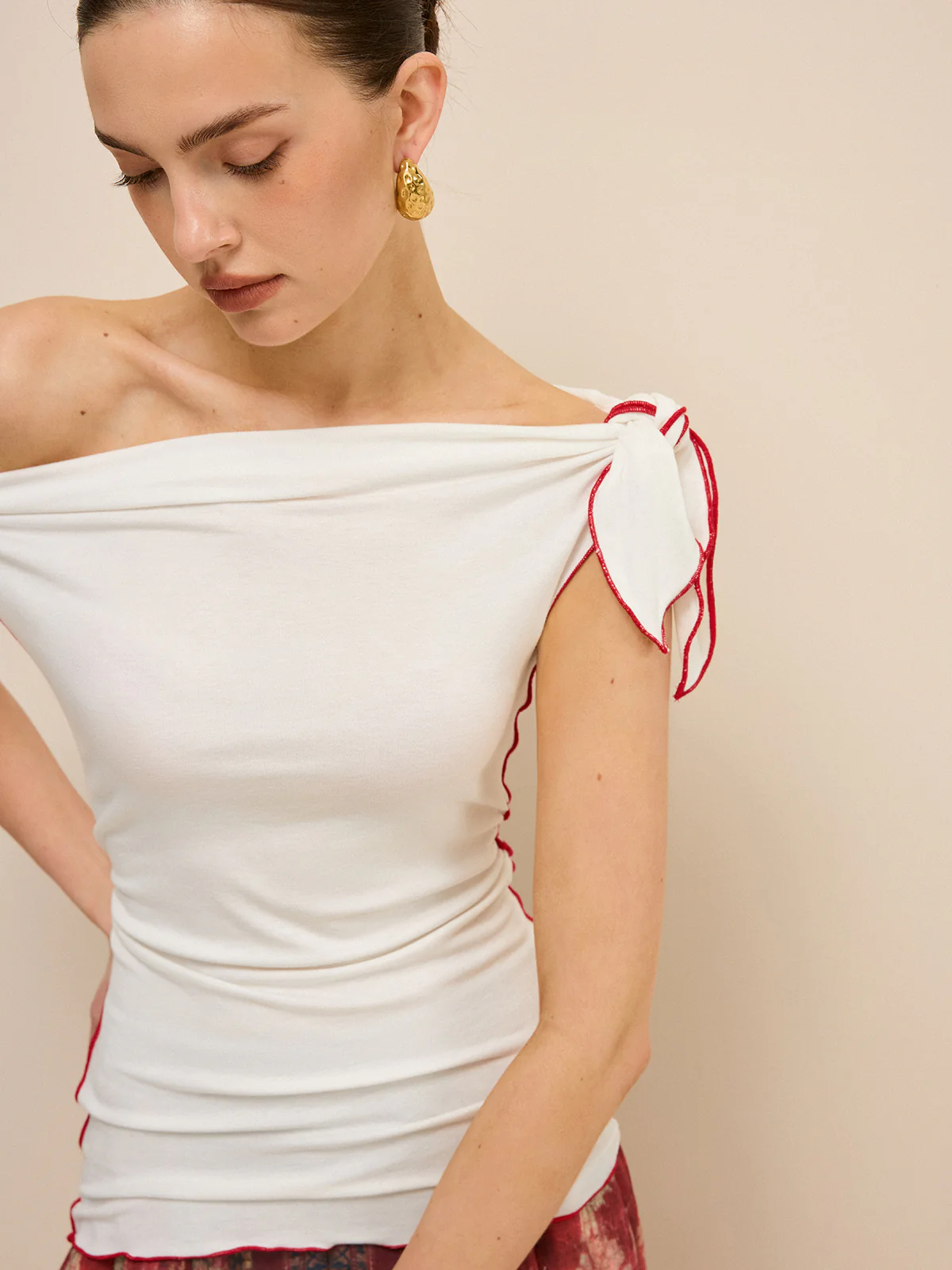 Off-Shoulder Contrast Trim Knotted Top