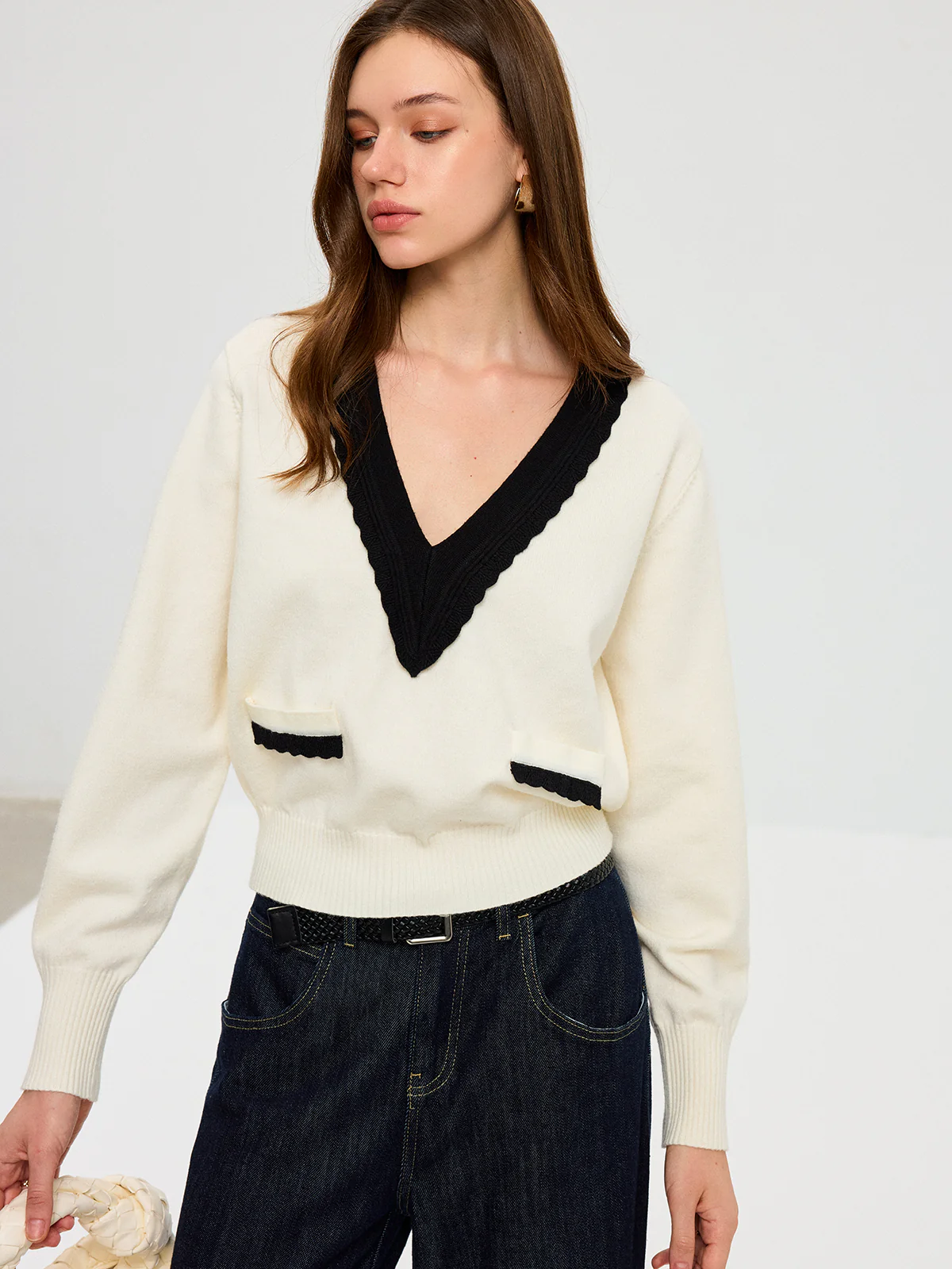 Contrast V-Neck Knit Top