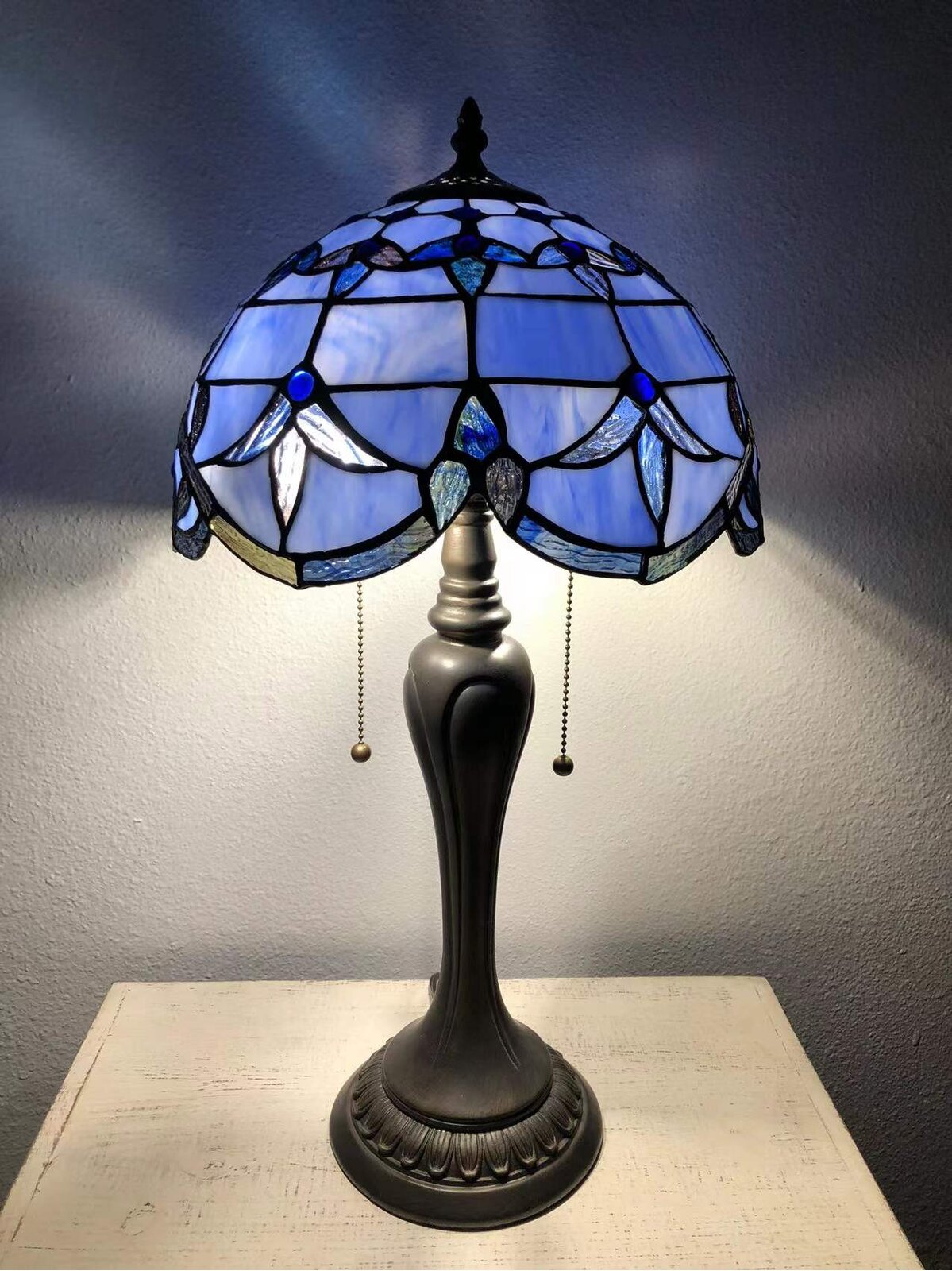 Flythe Fleur De Lis Living Tiffany Style Table Lamp