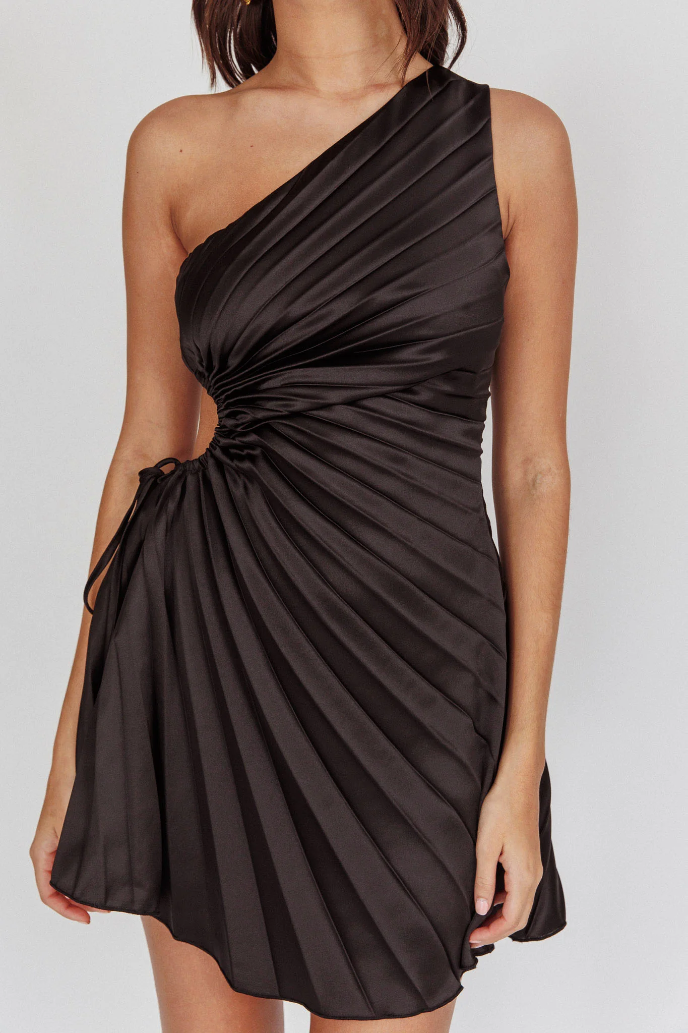 Glow Ray One-Shoulder Pleat Dress Black