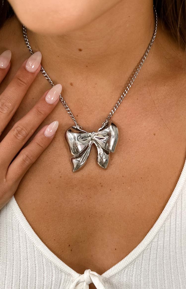 Merrelle Silver Bow Pendant Necklace