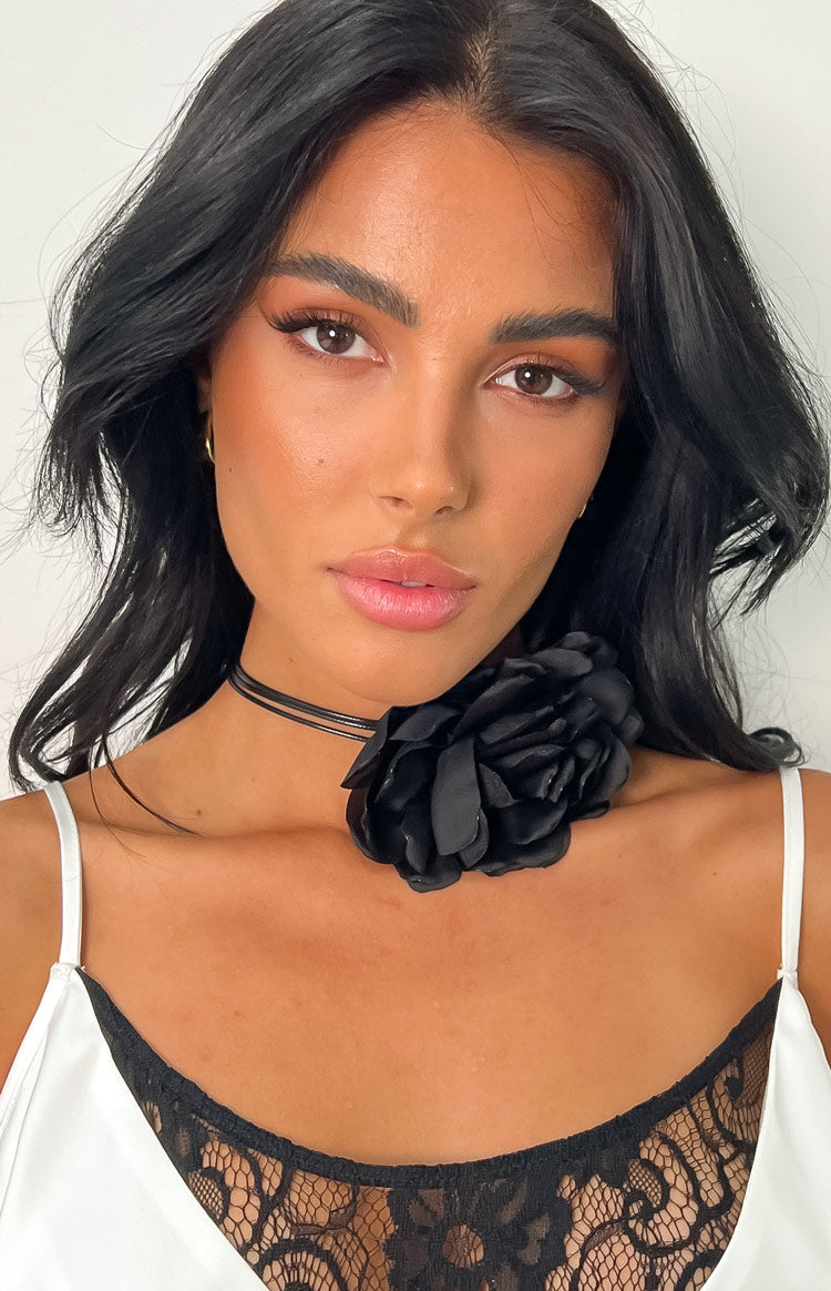 Pria Black Flower Chocker Necklace
