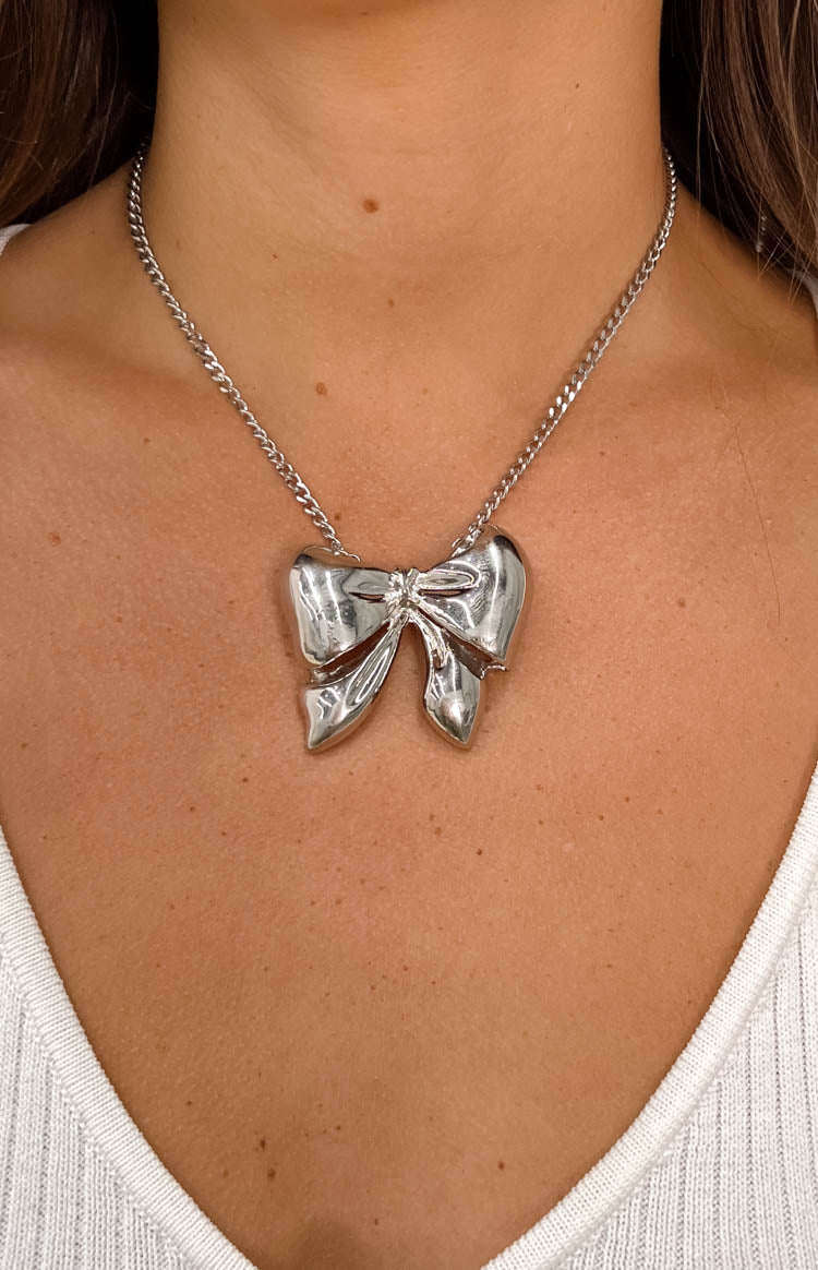 Merrelle Silver Bow Pendant Necklace