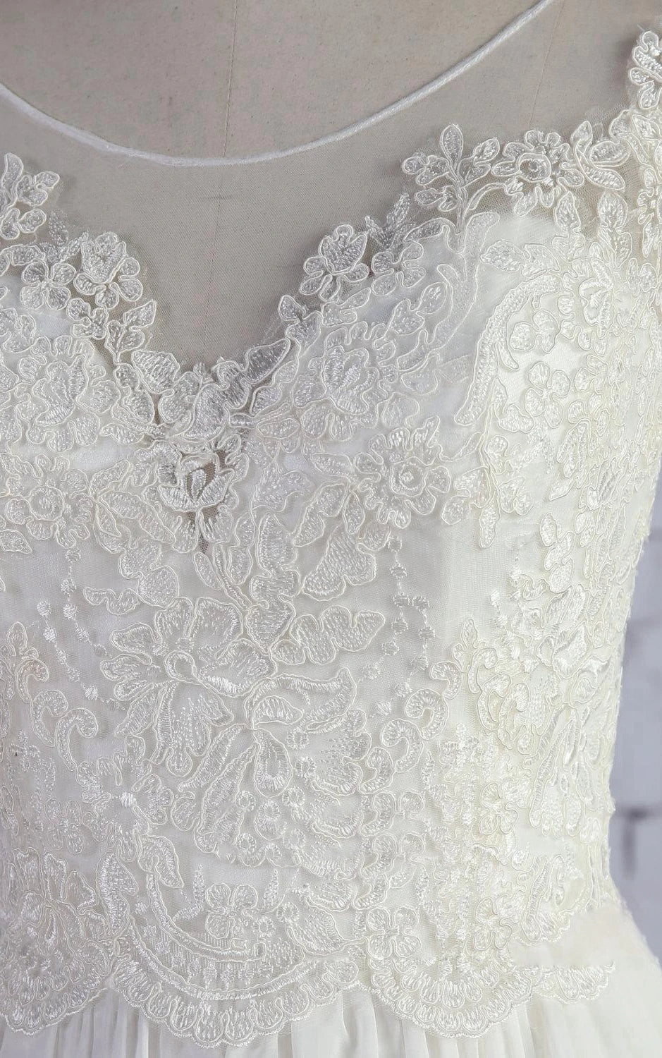 Scoop Neck Sleeveless Long A-Line Chiffon Wedding Dress With Lace Bodice