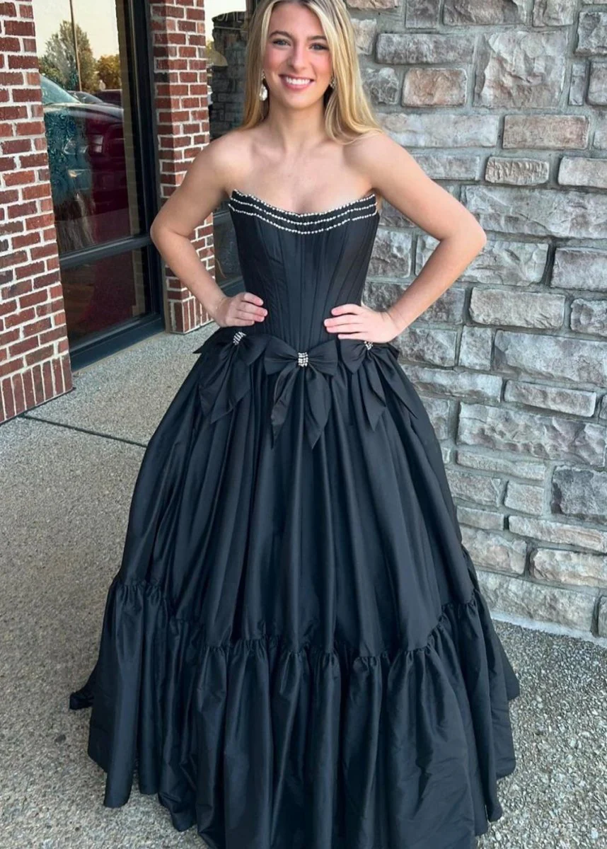 Cristal | A-Line Black Scoop Neck Satin Long Prom Dresses with Bow Knots