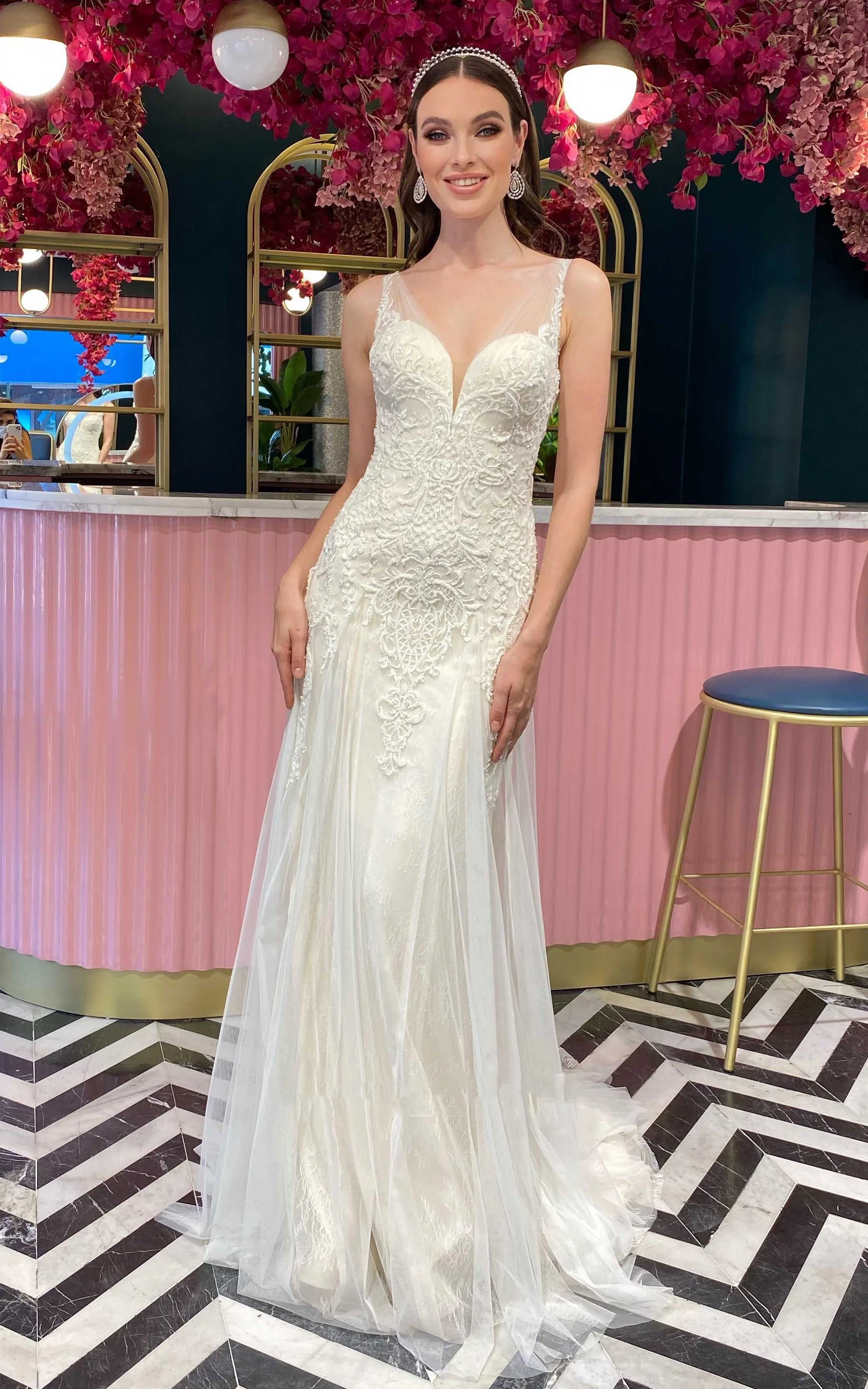 Bohemian Mermaid Lace Tulle V-neck Sleeveless Wedding Dress With Appliques and Pleats