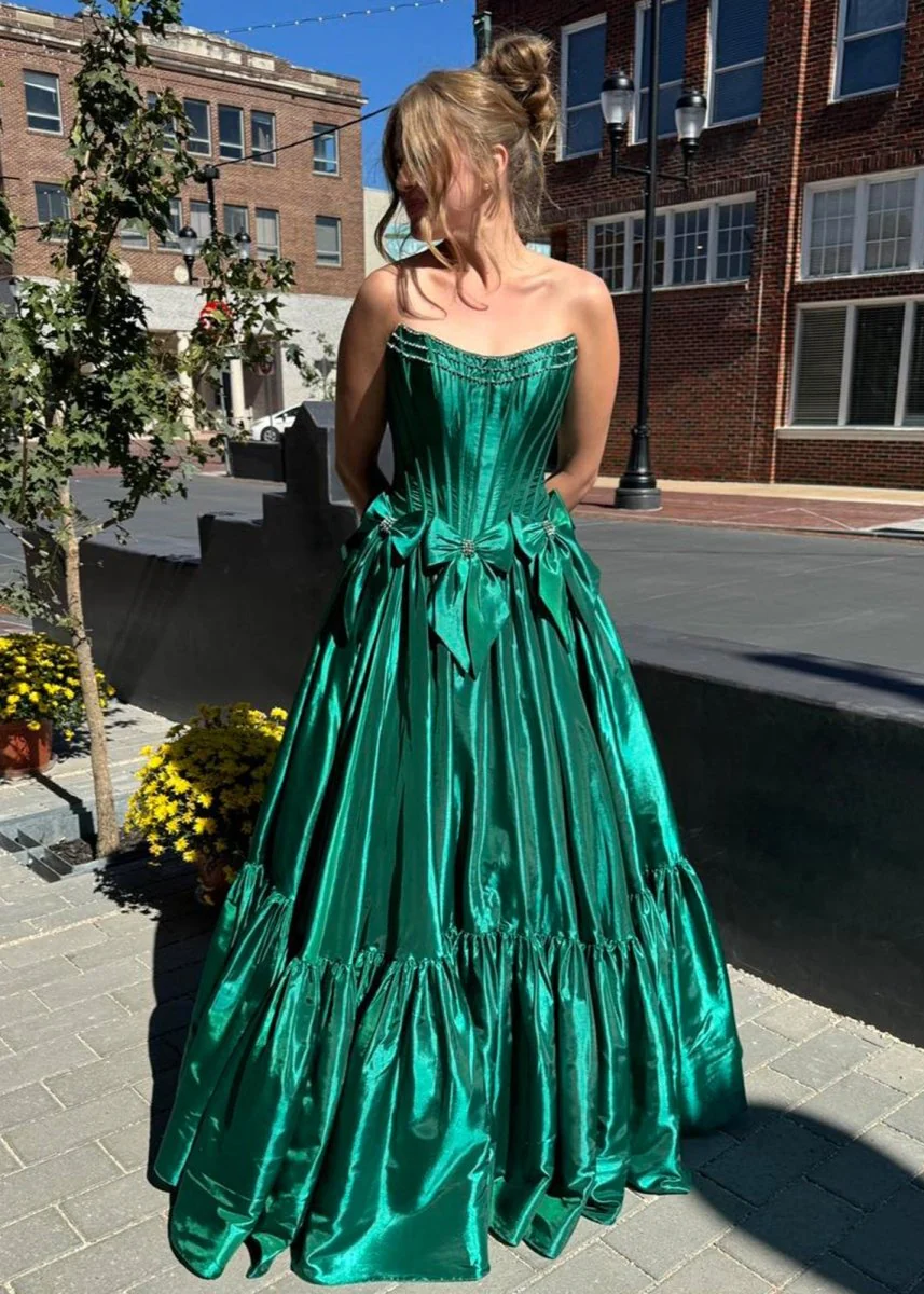 Cristal | A-Line Black Scoop Neck Satin Long Prom Dresses with Bow Knots