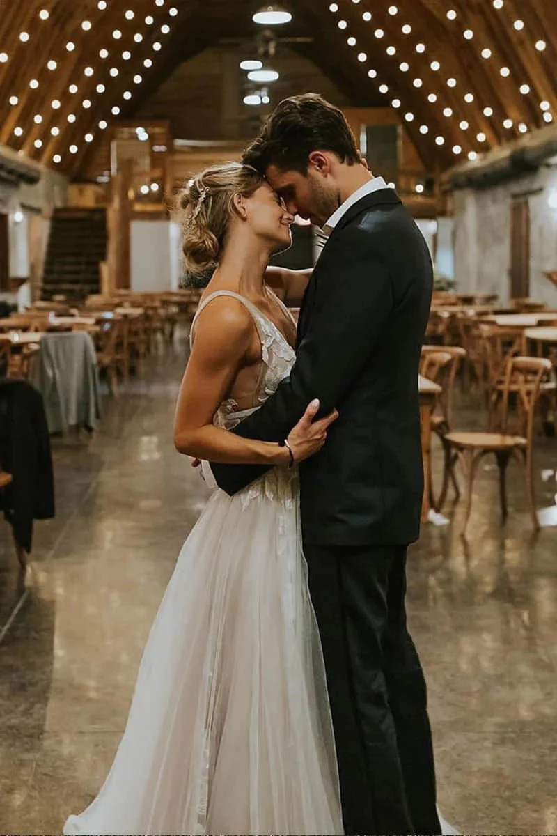 Marvelous V-neck A-Line Wedding Dress Tulle Appliques Rustic Wedding Dress