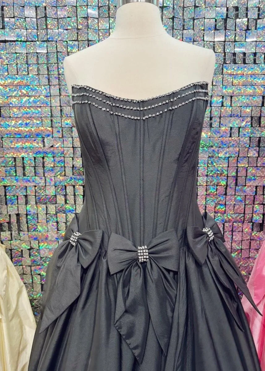 Cristal | A-Line Black Scoop Neck Satin Long Prom Dresses with Bow Knots