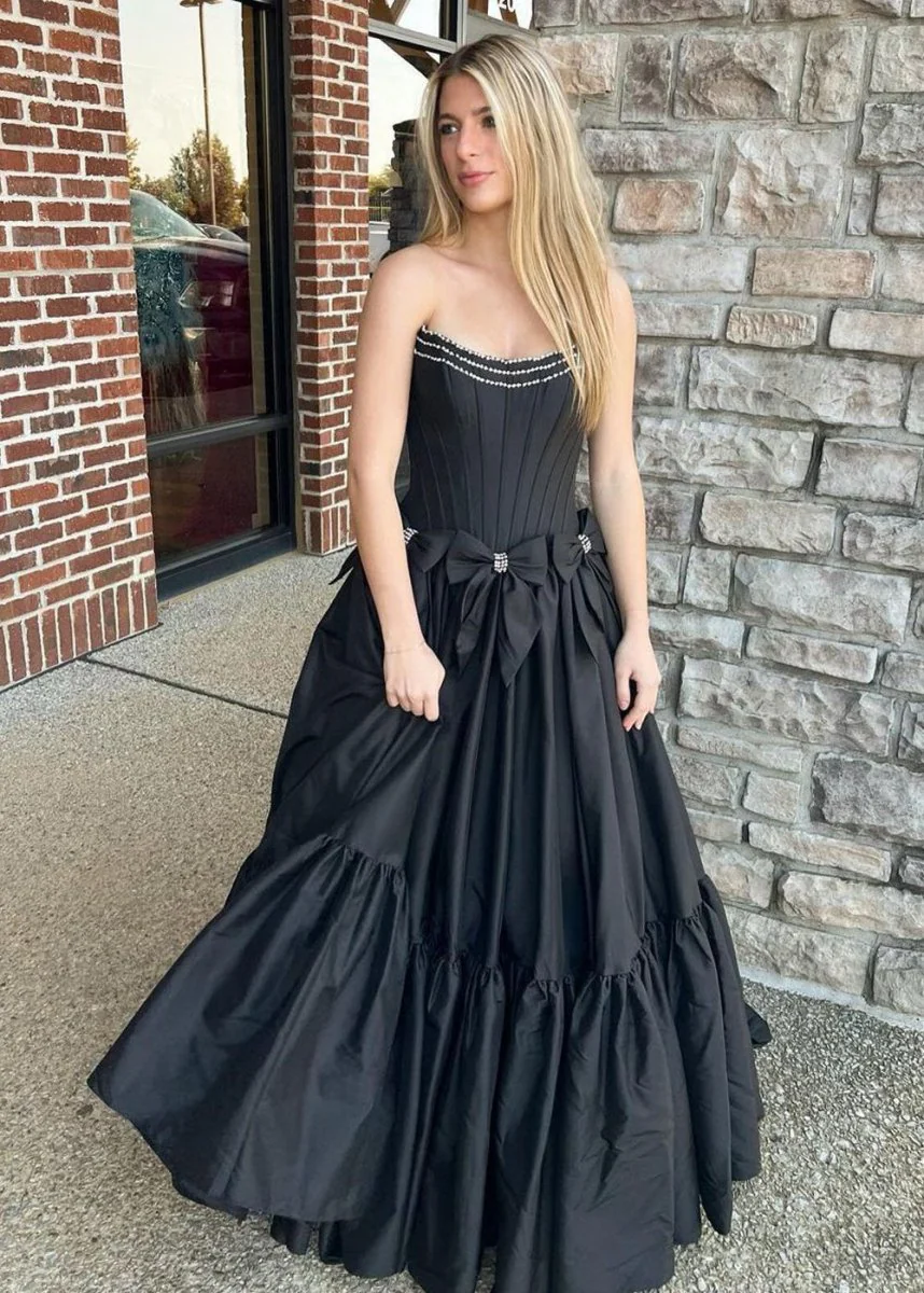 Cristal | A-Line Black Scoop Neck Satin Long Prom Dresses with Bow Knots