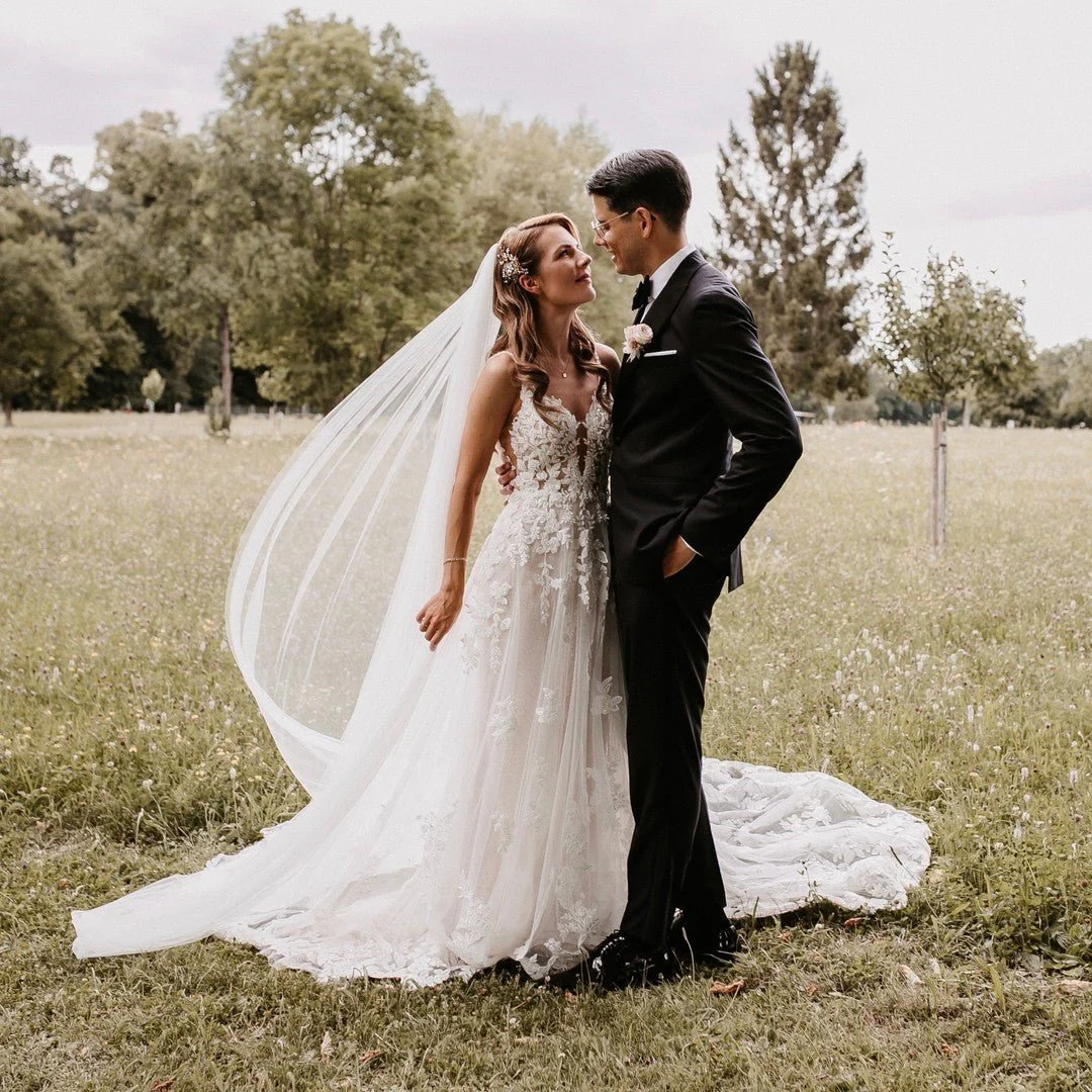 Charming A Line V Neck Tulle Wedding Dresses with Appliques