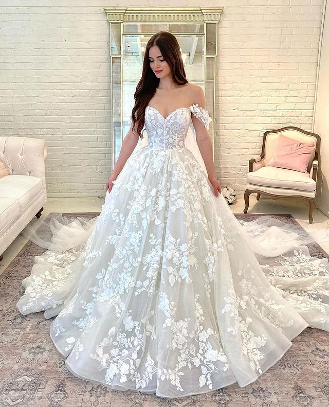 Gorgeous Ball Gown Sweetheart Lace Tulle Wedding Dresses