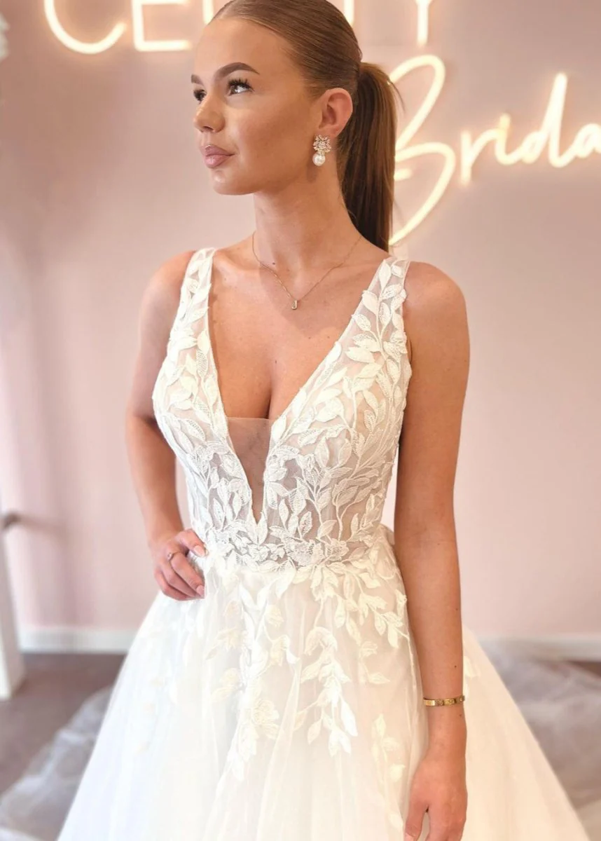 Elegant A Line V Neck Tulle Wedding Dresses with Appliques