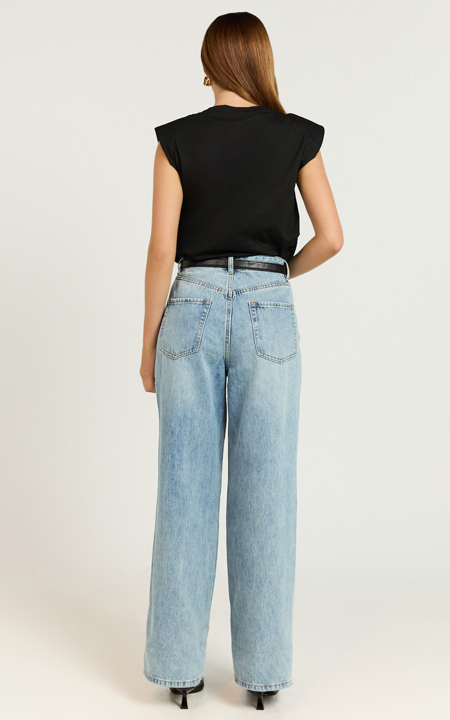 Amalie The Label - Herrera Low Rise Wide Leg Denim Jeans in Mid Blue Wash