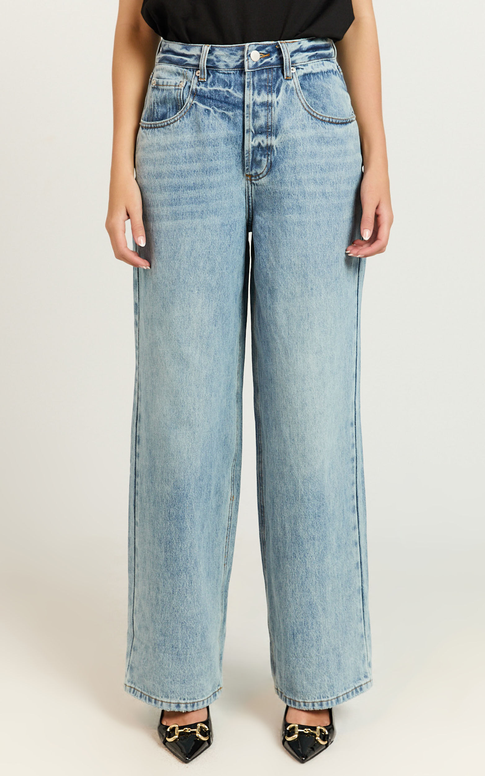 Amalie The Label - Herrera Low Rise Wide Leg Denim Jeans in Mid Blue Wash