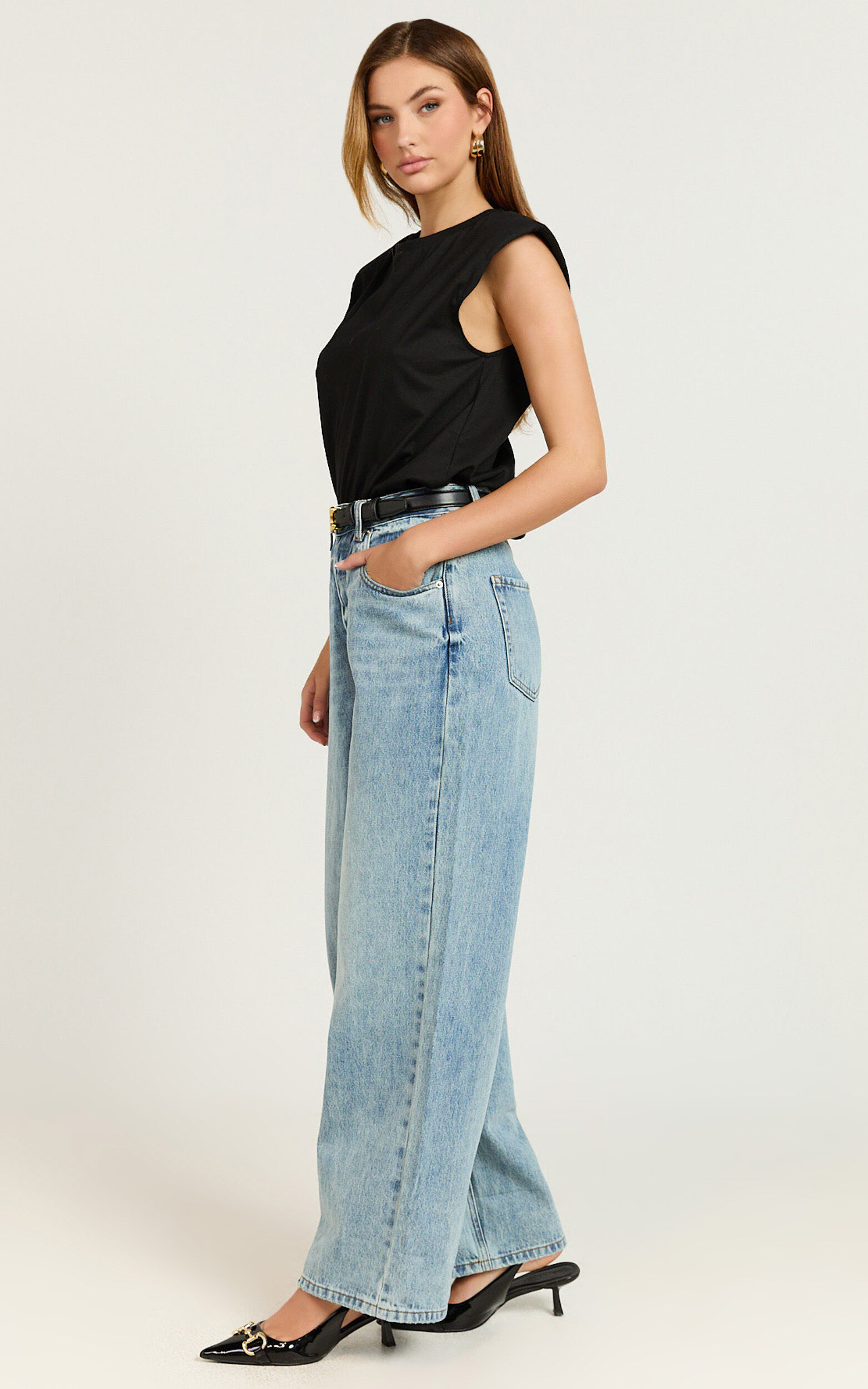 Amalie The Label - Herrera Low Rise Wide Leg Denim Jeans in Mid Blue Wash