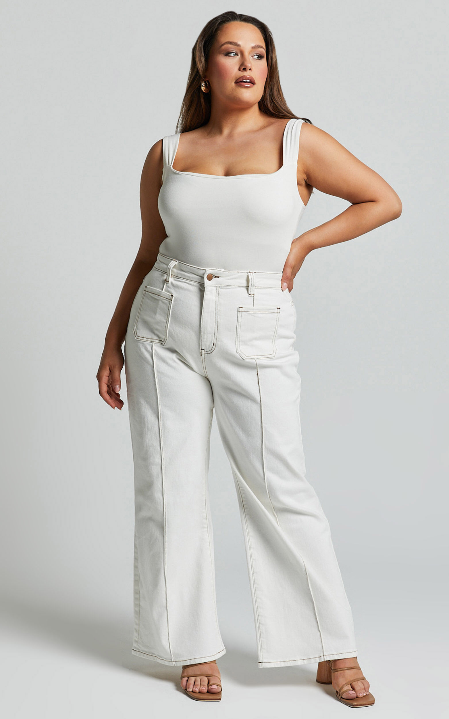 Malcolm Jeans - Mid Rise Contrast Stitch Flared Denim Jeans in White Denim